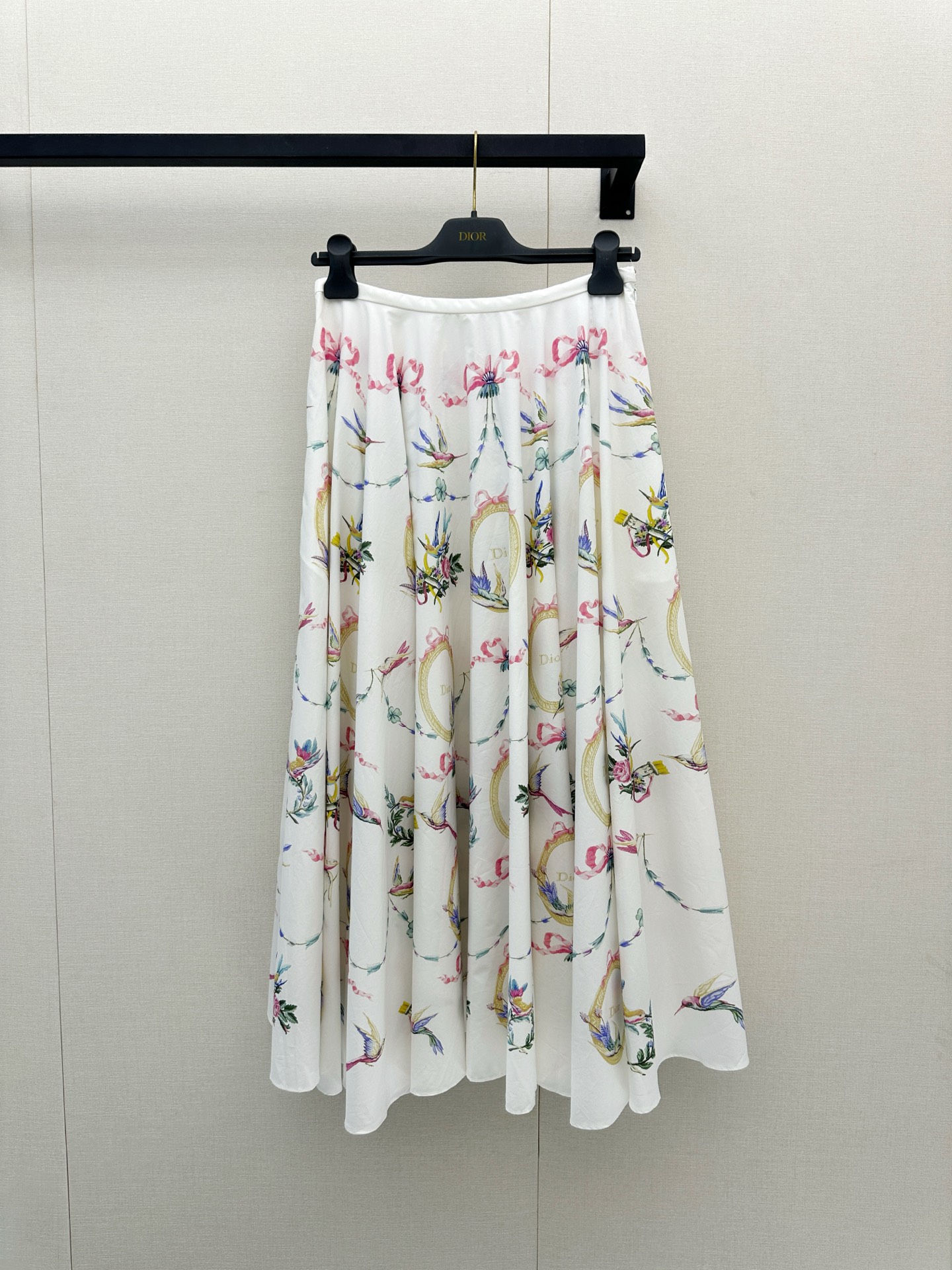 NO:958636,Dio*2026 new products are on the shelves. The flower and bird print skirt is made of YB imported twill cotton. It is full of texture. It is draped and skin-friendly. It adopts the high-waisted side zipper placket adjustment process and a large arc-shaped long skirt to cover the crotch and hide the muscles. It adds a layered look. The skirt is decorated with retro flower and bird garland letter print elements to highlight the brand's tone. Gentle and high-end. Development of surface accessories. High-waisted umbrella-shaped skirt cut. Casual matching to present a casual and romantic style.  High version, real shots of large products, dior, skirts,19860909Dio*2026新品上架花鸟印花半裙定制YB进口斜纹棉材质 质感十足 垂顺亲肤飘逸 沿用高腰侧拉链开襟调节处理配合大摆圆弧长裙摆遮胯藏肉显瘦 增添造型层次感 裙身满幅复古花鸟花环字母印花元素装饰 彰显品牌调性 温柔高级 面辅料开发 高腰伞状半裙版型剪裁 随意搭配呈现随性浪漫的穿搭风格 高版本 大货实拍,,dior,skirts,,Women's clothing