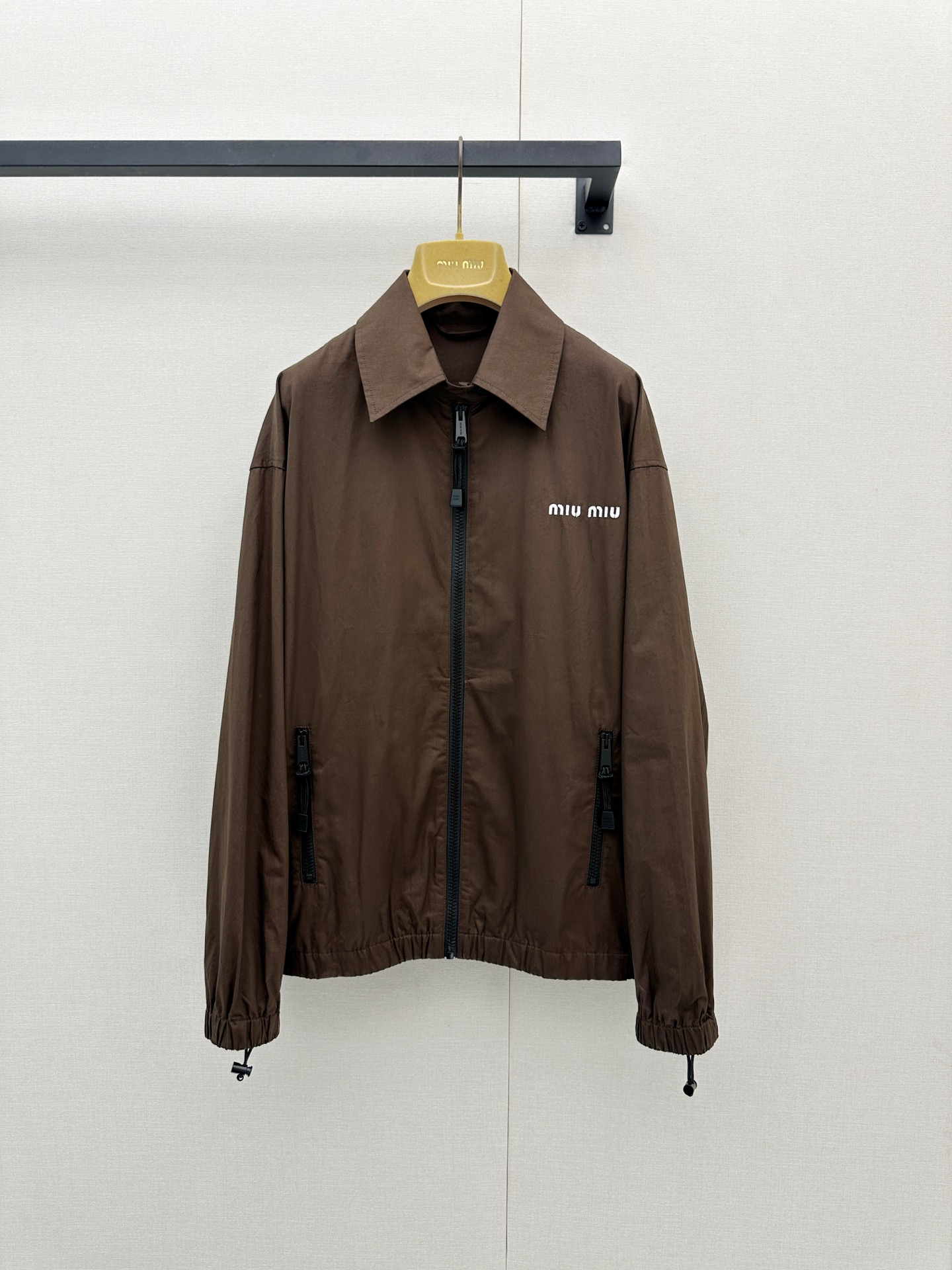 NO:958622,Miu Miu 26's new dark brown sports and leisure suits are simply the most eye-catching sweet and cool ceiling on the streets in autumn and winter. People can't help but be excited at one glance!  The rich retro dark brown color has a high-end texture. The top is a neat and casual lapel zipper jacket, with exquisite white 'MIU' emblazoned on the chest.  'MIU' embroidery, paired with a cool black zipper and hem drawstring design, making it easy to create a lazy and fashionable silhouette; the elastic waist shorts of the same color on the lower body are even more playful, the zipper pockets on both sides echo the brand embroidery on the trouser legs, and the skin-friendly and breathable pure cotton fabric directly maximizes comfort and style!  The whole outfit perfectly blends functional style with girly feel. You don’t have to worry about matching it to create an effortless rich family atmosphere. Whether it is a daily outing or a weekend vacation, it can make you full of energy and turn heads. It is really a must-have treasure set in your wardrobe and will make you look beautiful all season long!  Actual shots of large quantities of SML products,,miumiu,shorts,jackets & coats,19860909Miu Miu 26新款深棕色运动休闲套装简直是秋冬街头最吸睛的甜酷天花板,让人看一眼就忍不住心动呀！ 浓郁复古的深棕色系自带高级质感,上衣是利落又随性的翻领拉链夹克,胸前点缀着精致的白色“MIU MIU”刺绣,搭配酷感十足的黑色拉链与下摆抽绳设计,轻松拿捏慵懒又时髦的廓形；下半身的同色系松紧腰短裤更是俏皮满分,双侧拉链口袋与裤腿的品牌刺绣遥相呼应,加上纯棉的亲肤透气面料,舒适度和造型感直接拉满！整套穿搭将机能风与少女感完美融合,不用费心搭配就能轻松营造出毫不费力的富家千金氛围感,无论是日常出街还是周末度假,都能让你元气满满、回头率爆表,真的是衣橱里必备的宝藏套装,带你美翻整个季节！尺码SML大货实拍,,miumiu,shorts,jackets & coats,,Women's clothing