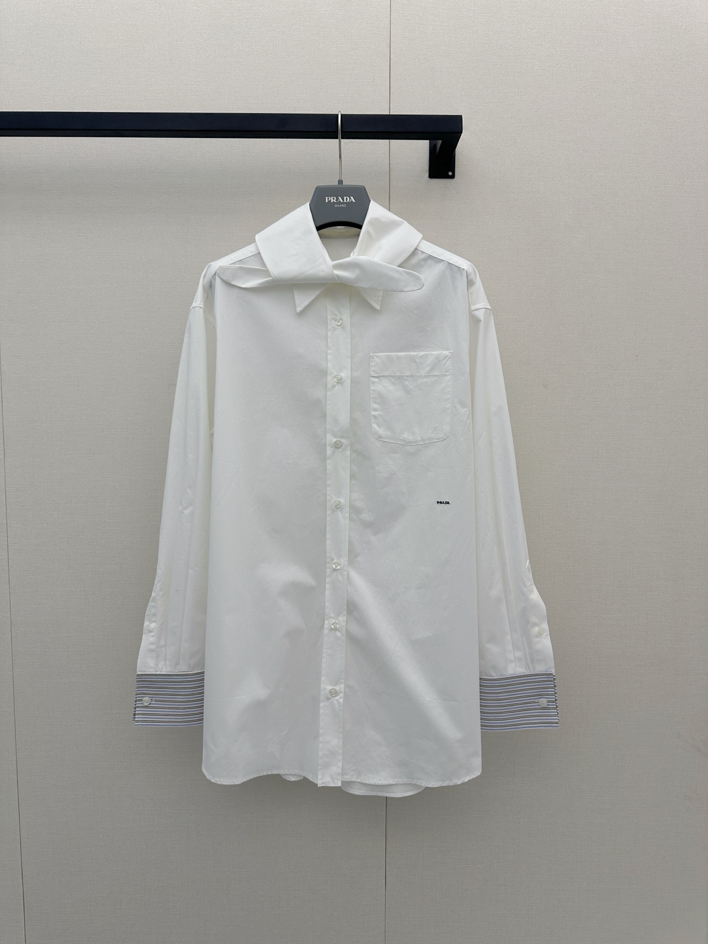 NO:958604,Prad* white spliced ​​shirt is simple and elegant. The geometric texture splicing on the cuffs is super design. It is made of light cotton fabric, comfortable and breathable to wear. It has a loose fit and one side chest pocket, practical and fashionable!  It can be easily used for daily commuting and leisure. It goes well with jeans or casual pants. It is easy to get simple style outfits with real photos of large products, prada, jeans, shirts,19860909Prad*白色拼接衬衫 简约大方,袖口几何纹理拼接超有设计感.轻薄棉质面料,穿着舒适透气,宽松版型+单侧胸袋,实用又时髦！日常通勤、休闲都能轻松驾驭,搭配牛仔裤或休闲裤都很OK,轻松get简约风穿搭大货实拍,,prada,jeans,shirts,,Women's clothing