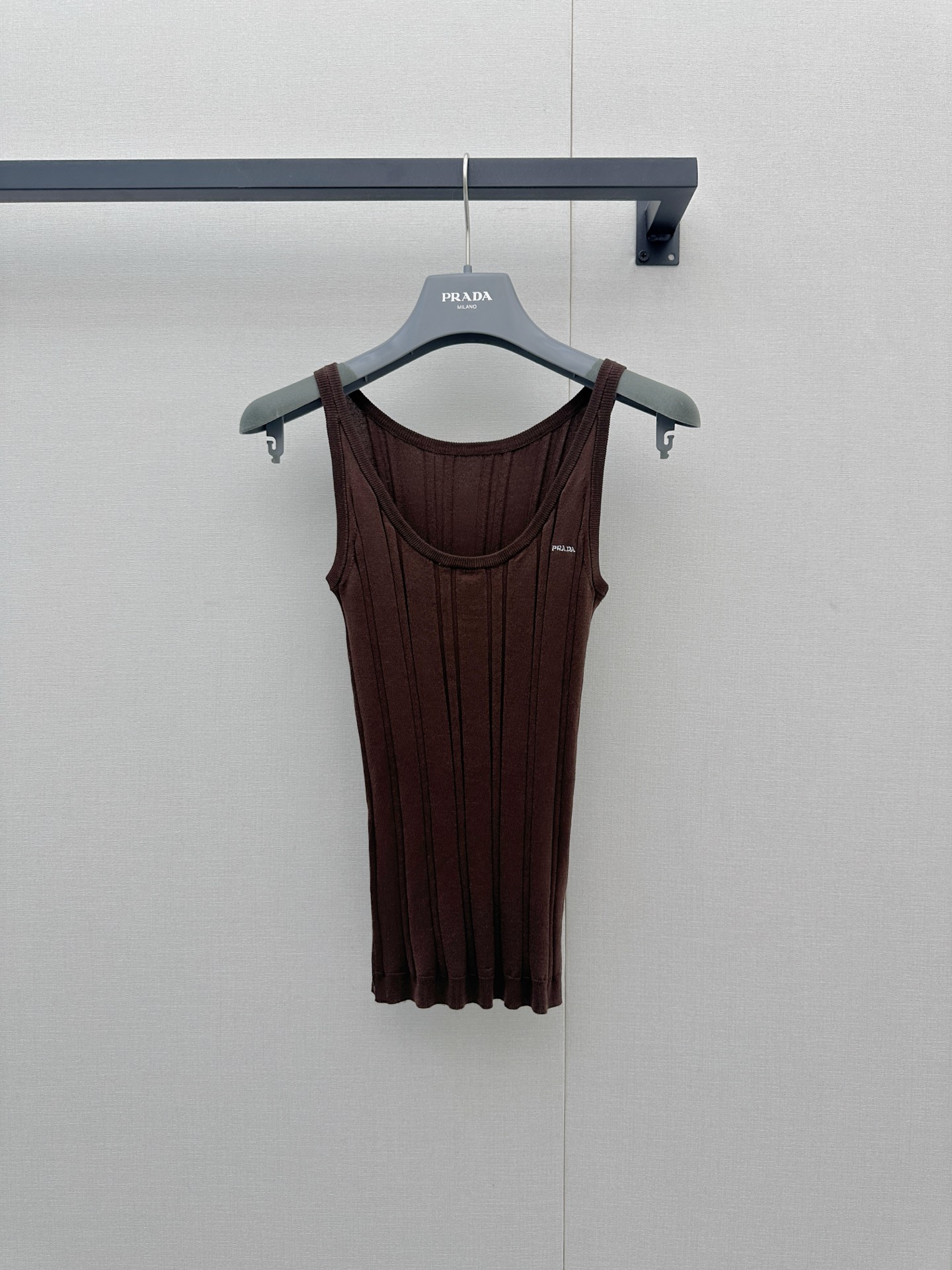 NO:958650,Prad* dark brown vertical pattern knitted vest, close-fitting design + soft fabric, super comfortable to wear!  The vertical lines make you look slimmer, and the low-saturation retro tones make it versatile when worn alone or inside. The triangular logo on the chest is low-key and recognizable, and it has a simple and high-end feel. It can be easily used for daily commuting and leisure. Pair it with jeans or a skirt, and you can easily get a lazy and refined style!  Actual shots of large products, prada, skirts, jeans,19860909Prad*深棕色竖纹针织背心 贴身设计+柔软面料,穿着超舒适！竖纹显瘦,低饱和复古色调,单穿or内搭都很百搭.胸前三角标低调又有辨识度,简约高级感拿捏住～日常通勤、休闲都能轻松驾驭,搭配牛仔裤或半裙,轻松get慵懒精致风！大货实拍,,prada,skirts,jeans,,Women's clothing