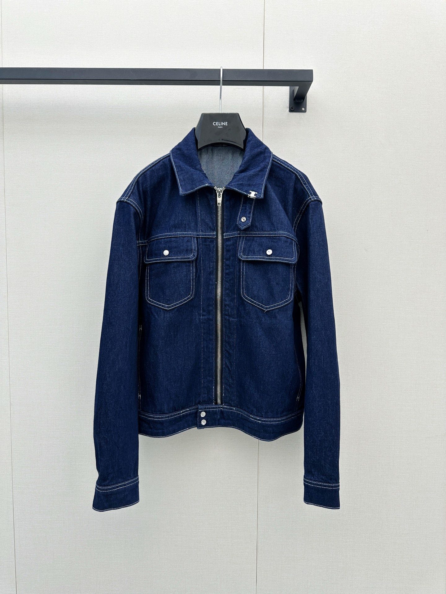 NO:958602,ceilne26 new spring and summer denim jacket  The dark indigo denim comes with a retro filter, and the neat short cut optimizes body proportions. Topstitching outlines the layers, and the double-pocket metal buckle is paired with a centered zipper fly to weaken the heavy feeling of work clothes. The stiff cotton material is shaped but not soft, and the design is simple and redundant.  , suitable for both commuting and leisure. Pair it casually with a skirt or denim of the same color, and easily achieve the relaxed and high-end Parisian atmosphere. One piece can be worn in many seasons. 36/38/40 in stock, real shots, skirts, jackets  & coats,19860909ceilne26春夏新品 牛仔外套 深靛原色丹宁自带复古滤镜,利落短款剪裁优化身材比例.明线车缝勾勒层次,双袋金属扣搭配居中拉链门襟,弱化工装厚重感.硬挺棉料塑形不软塌,简约无冗余设计,通勤休闲皆适配.随性搭配裙装或同色系牛仔,轻松拿捏松弛高级的巴黎氛围,一件贯穿多季穿搭.现货36/38/40大货实拍,,skirts,jackets & coats,,Women's clothing