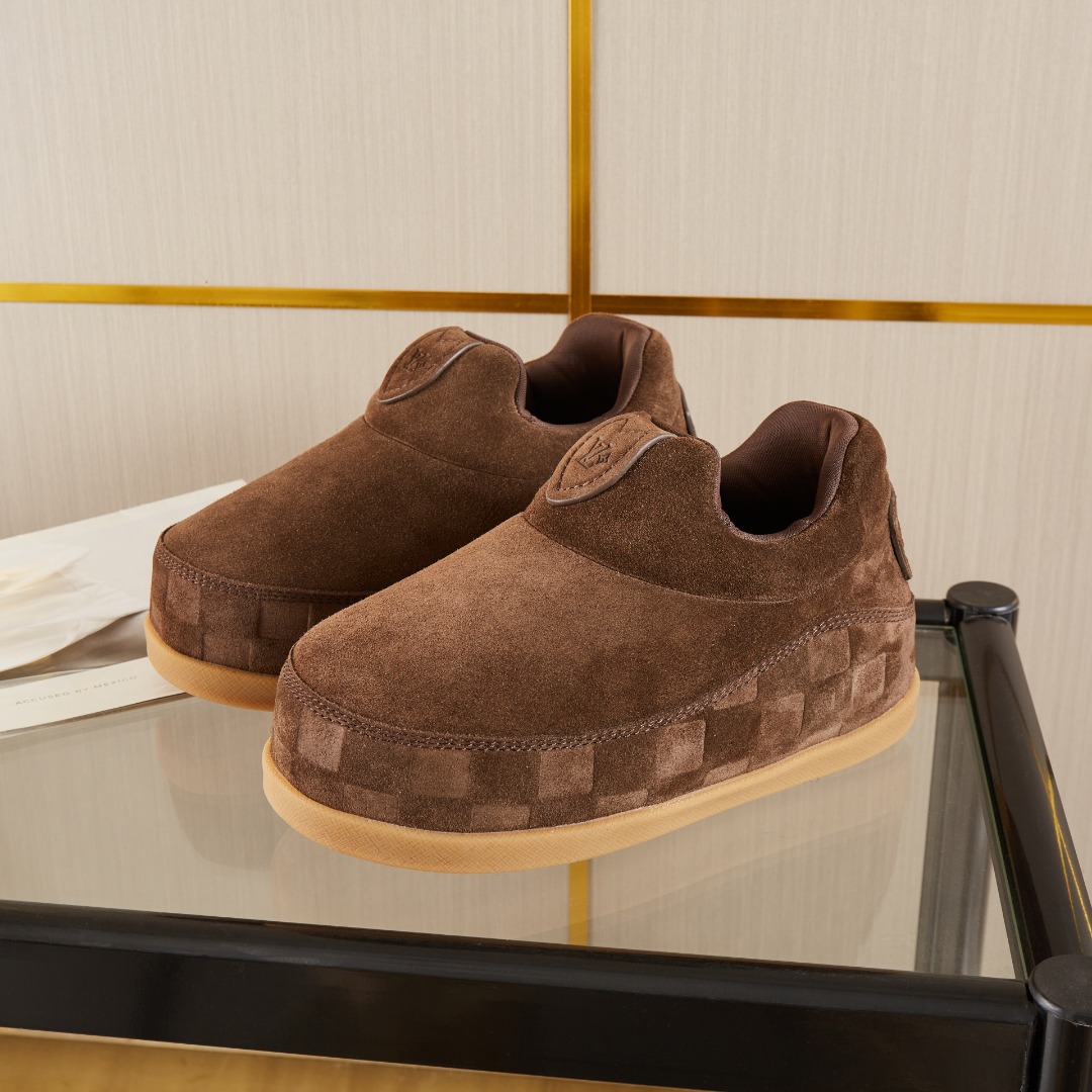 NO:614133,Hot items, new models are on the shelves, Louis Vuitton 25ss, LV co-branded nigo YETI Jigglypuff is cute, many Internet celebrities have put it on the show, a classic and versatile item. The fabric is imported high mercerized smooth cow suede. The lining is high-grade elastic mesh, the original molded outsole. The size of women's clothing, 35-41 (female 40  41 customized), men's clothing 39-46 (45-46 customized), fur shoes, louis vuitton, louis vuitton19860909爆款 新款上架 Louis Vuitton 25ss ,LV联名nigo YETI 胖丁 丑萌,众多网红明星纷纷开秀上脚 , 经典百搭的单品 面料进口高丝光牛反绒.内里高级弹力网布,原版开模大底.码数女装,35-41(女40 41定做),男装39-46(45-46定做),毛毛鞋,louis vuitton,louis vuitton,Women's Shoes