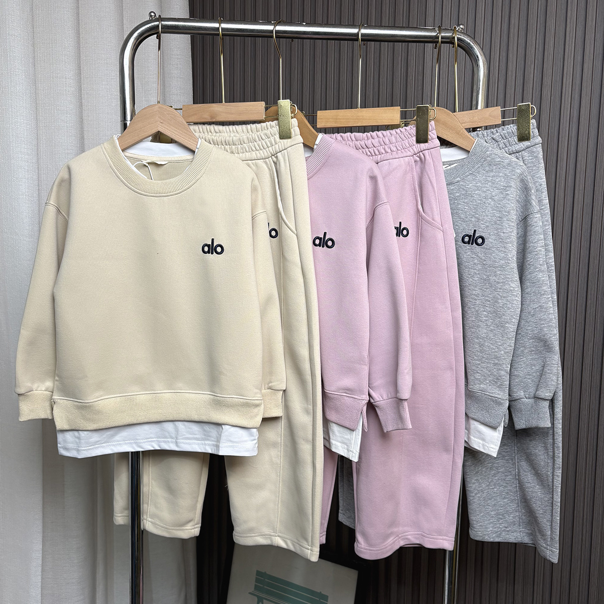 P129.9@一套 120-170正码‼️ALO春季新款假三件套装来了～想卖品质款的姐妹👀过来！ 用料特别扎实的一款阔腿裤套装🎉男孩女孩都能轻松驾驭🐎 🌟上身满满的松弛感！360克纯棉双纱的质感拉满！ 首推驼色⬆️是那种韩里韩气的…