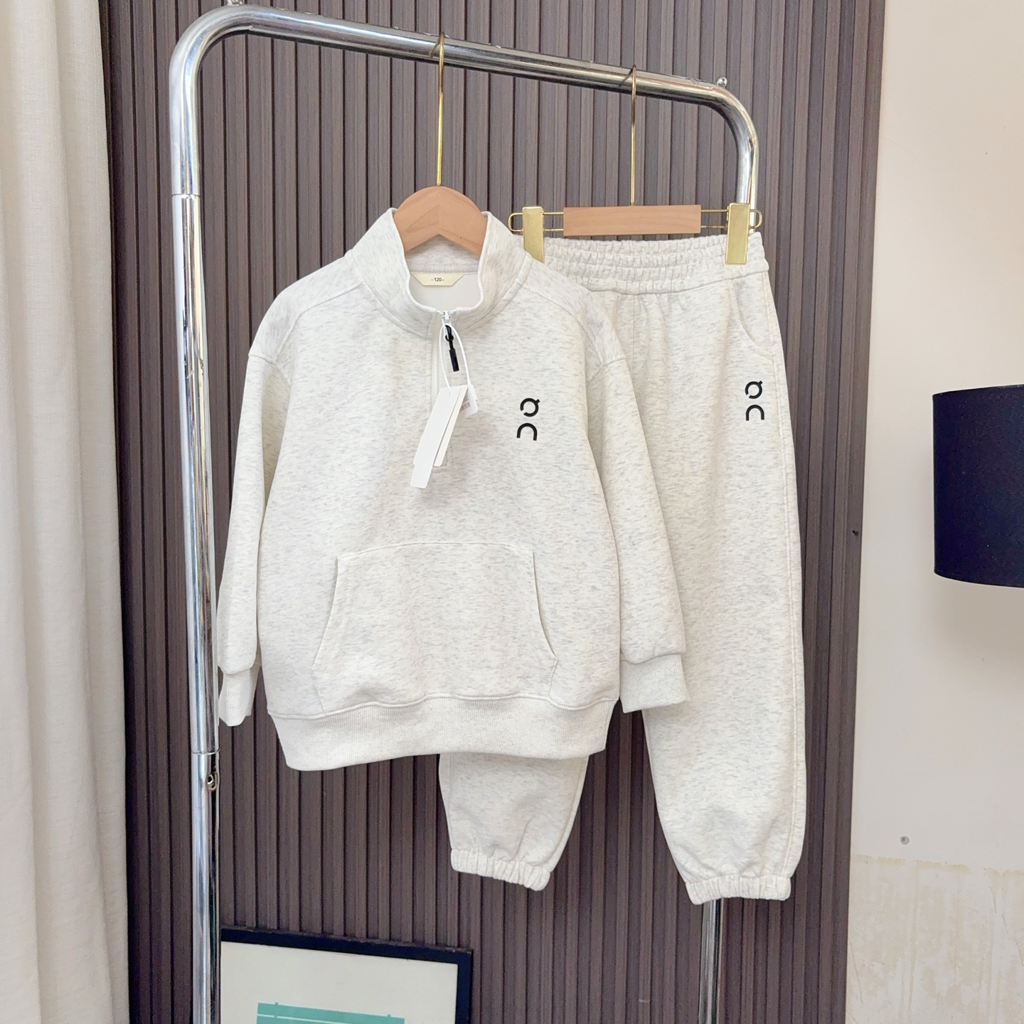 135@ un conjunto 120-170, gris beige.