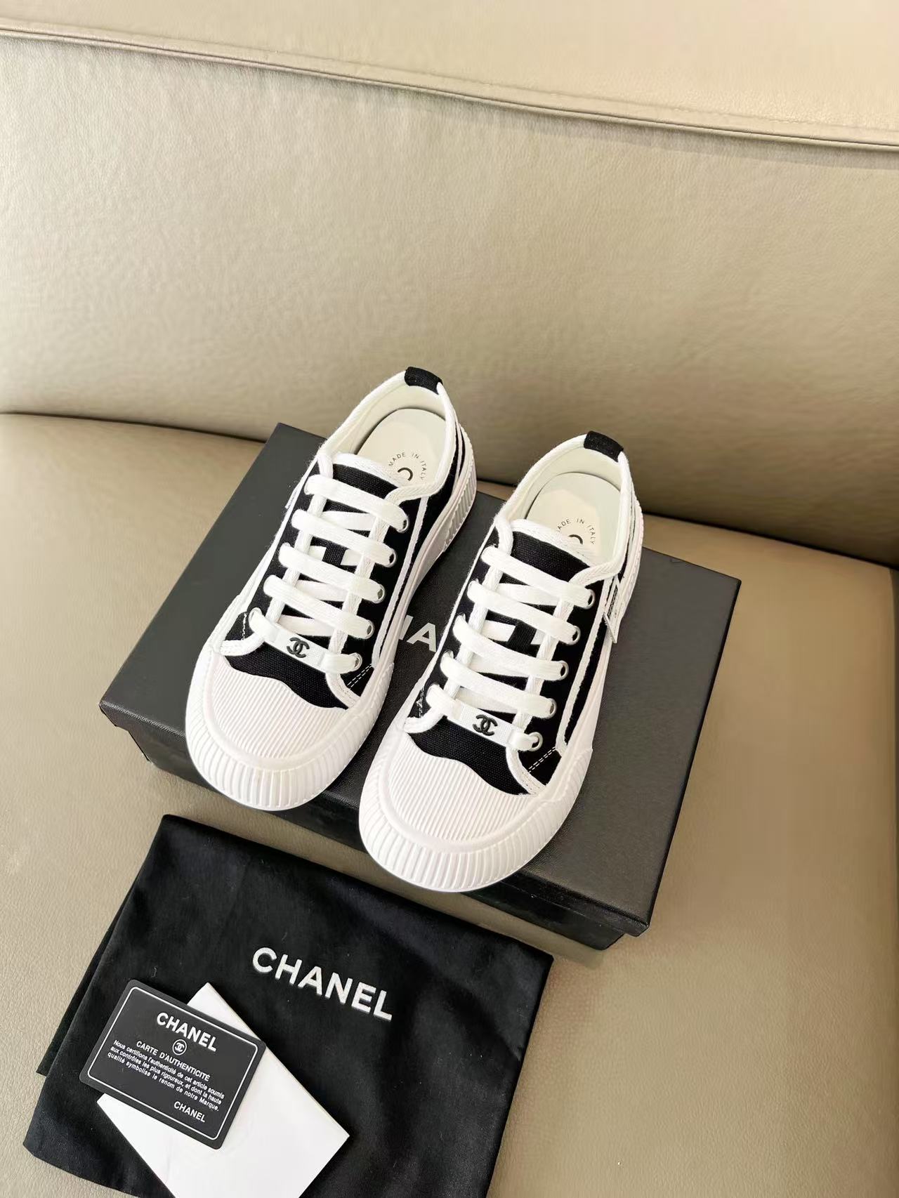 NO:257690,Chanel* Xiaoxiang 2025ss latest casual shoes, currently super popular cookie shoes. Internet celebrity star Xiaohongshu is chasing and promoting. The silly cute and cute look is released with a bit of retro flavor!  Special shape, very recognizable, slimming and long legs, absolutely powerful, comfortable to wear, high appearance, comfortable, ** I must recommend it to everyone, the main feature of this year's series, minimalist style, original custom canvas, foot pads, water-dyed cowhide, comfortable feet, large sole open mold high elastic rubber sponge cake, size 35-39 (40 sizes customized without return), casual shoes/sports shoes, chanel, sneakers, cowhide19860909Chanel* 小香2025ss最新休闲鞋,目前超级流行的饼干鞋 网红明星小红书狂追热推 发售蠢萌可爱的造型带了点复古味！ 造型特殊,很有辨识度, 显瘦显腿长,绝对实力派,穿上也很舒服,高颜值 舒适,** 一定要推荐给大家,今年系列的主打, 极简的风格 面料原版订制帆布 垫脚水染牛皮,脚感舒适 大底开模高弹橡胶松糕大底 码数35-39 (40码订做不退换),休闲鞋/运动鞋,chanel,sneakers,cowhide,Women's Shoes