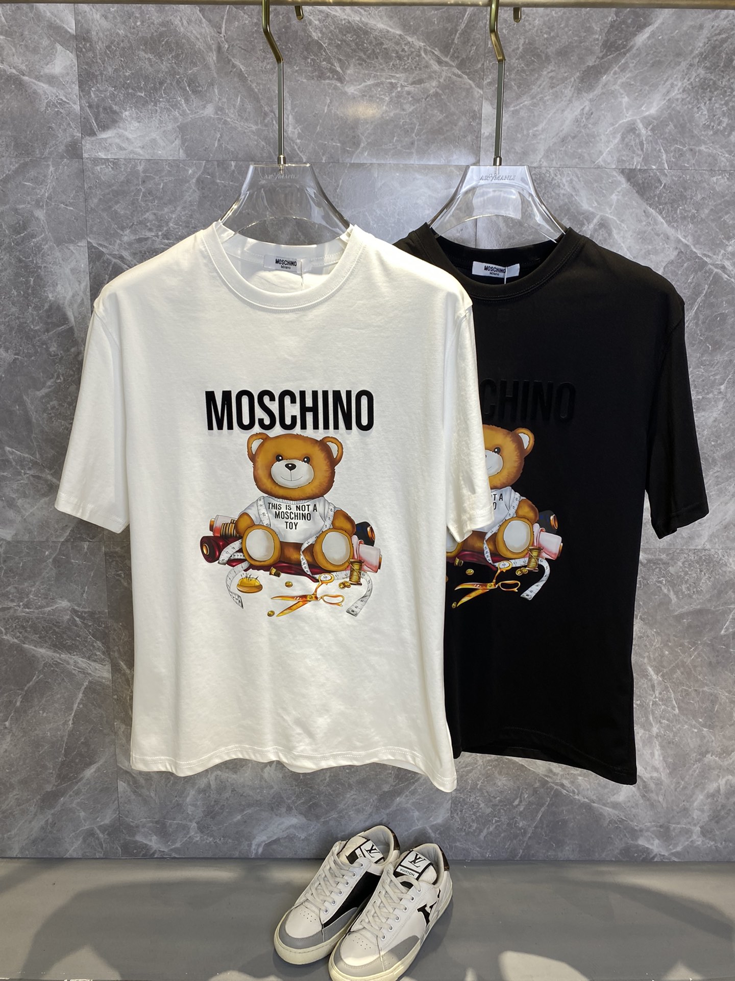 NO:442445,MOSCHINO 2025ss Spring and Summer latest short-sleeved T-shirt is shipped!  !  2025 new T-shirt, high-version special fabric, high-weight pure cotton wool fabric, comfortable and wide-body, stitching embroidery, digital printing, flocking technology, men and women, loose style, fine workmanship, comfortable upper body, super handsome upper body, men and women, same M-3XL,,T-shirt,tees, t-shirt,alexander wang19860909MOSCHINO莫斯奇诺 2025ss春夏最新款短袖T恤出货啦！！ 2025新款T恤 高版本专用面料 高克重纯棉丝光面料 上身舒适不失挺阔 针脚刺绣工艺、数字印花、植绒工艺,男女同款 宽松版型 做工走线精细 面料上身舒适 超帅上身 男女同款M-3XL,,T-shirt,tees，t-shirt,alexander wang,Men's clothing