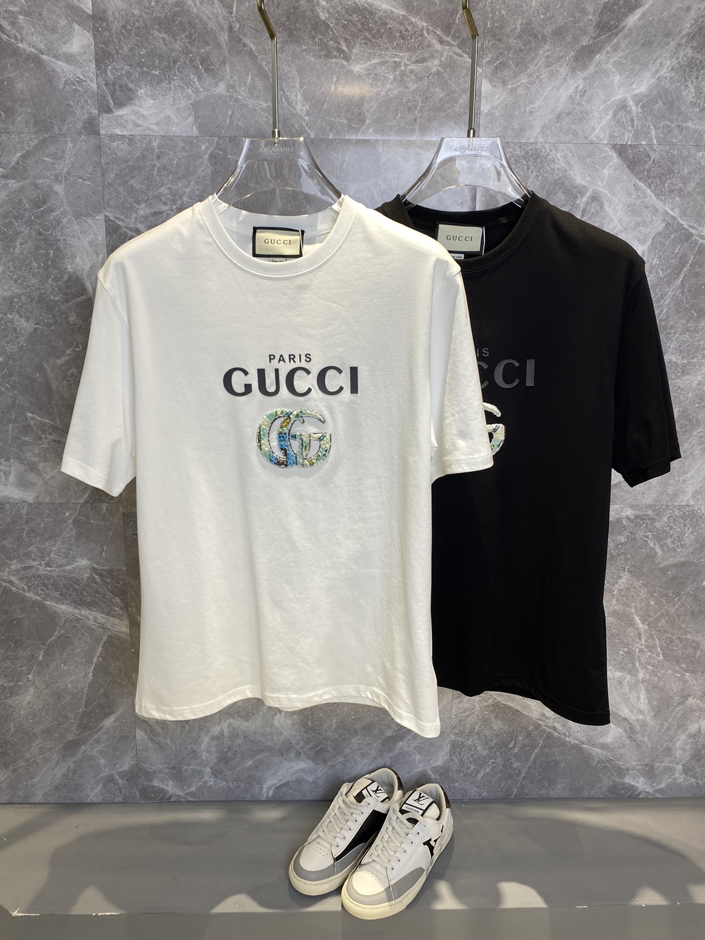 NO:442452,Gucci 2025ss Spring and Summer latest short-sleeved T-shirt is shipped!  !  2025 new T-shirt, high-version special fabric, high-weight pure cotton wool fabric, comfortable and wide-body, stitching embroidery, digital printing, flocking technology, men and women, loose style, fine workmanship, comfortable upper body, super handsome upper body, men and women, same M-3XL,,gucci, T-shirt,tees, t-shirt,alexander wang19860909Gucci古奇 2025ss春夏最新款短袖T恤出货啦！！ 2025新款T恤 高版本专用面料 高克重纯棉丝光面料 上身舒适不失挺阔 针脚刺绣工艺、数字印花、植绒工艺,男女同款 宽松版型 做工走线精细 面料上身舒适 超帅上身 男女同款M-3XL,,gucci,T-shirt,tees，t-shirt,alexander wang,Men's clothing