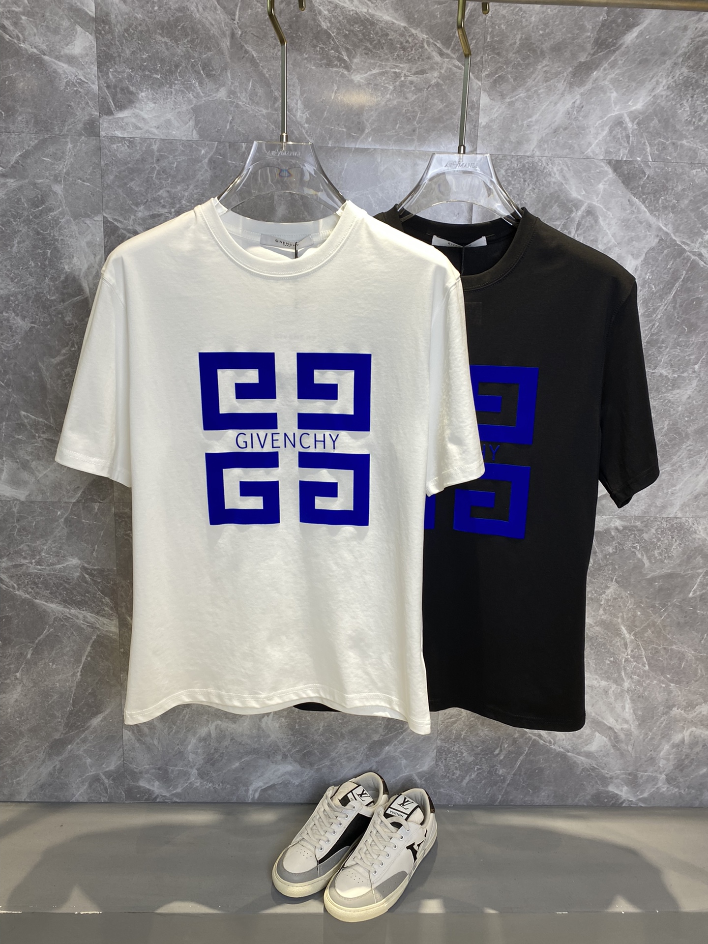 NO:442461,Givenchy Givenchy's latest short-sleeved T-shirt in spring and summer 2025ss is shipped!  !  2025 new T-shirt, high-version special fabric, high-weight pure cotton wool fabric, comfortable and wide-body, stitching embroidery, digital printing, flocking technology, men and women, loose style, fine workmanship, comfortable upper body, super handsome upper body, men and women, same M-3XL,, givennchy, given, T-shirt,tees, t-shirt,alexander wang19860909Givenchy纪梵希 2025ss春夏最新款短袖T恤出货啦！！ 2025新款T恤 高版本专用面料 高克重纯棉丝光面料 上身舒适不失挺阔 针脚刺绣工艺、数字印花、植绒工艺,男女同款 宽松版型 做工走线精细 面料上身舒适 超帅上身 男女同款M-3XL,,givenchy,givenchy,T-shirt,tees，t-shirt,alexander wang,Men's clothing