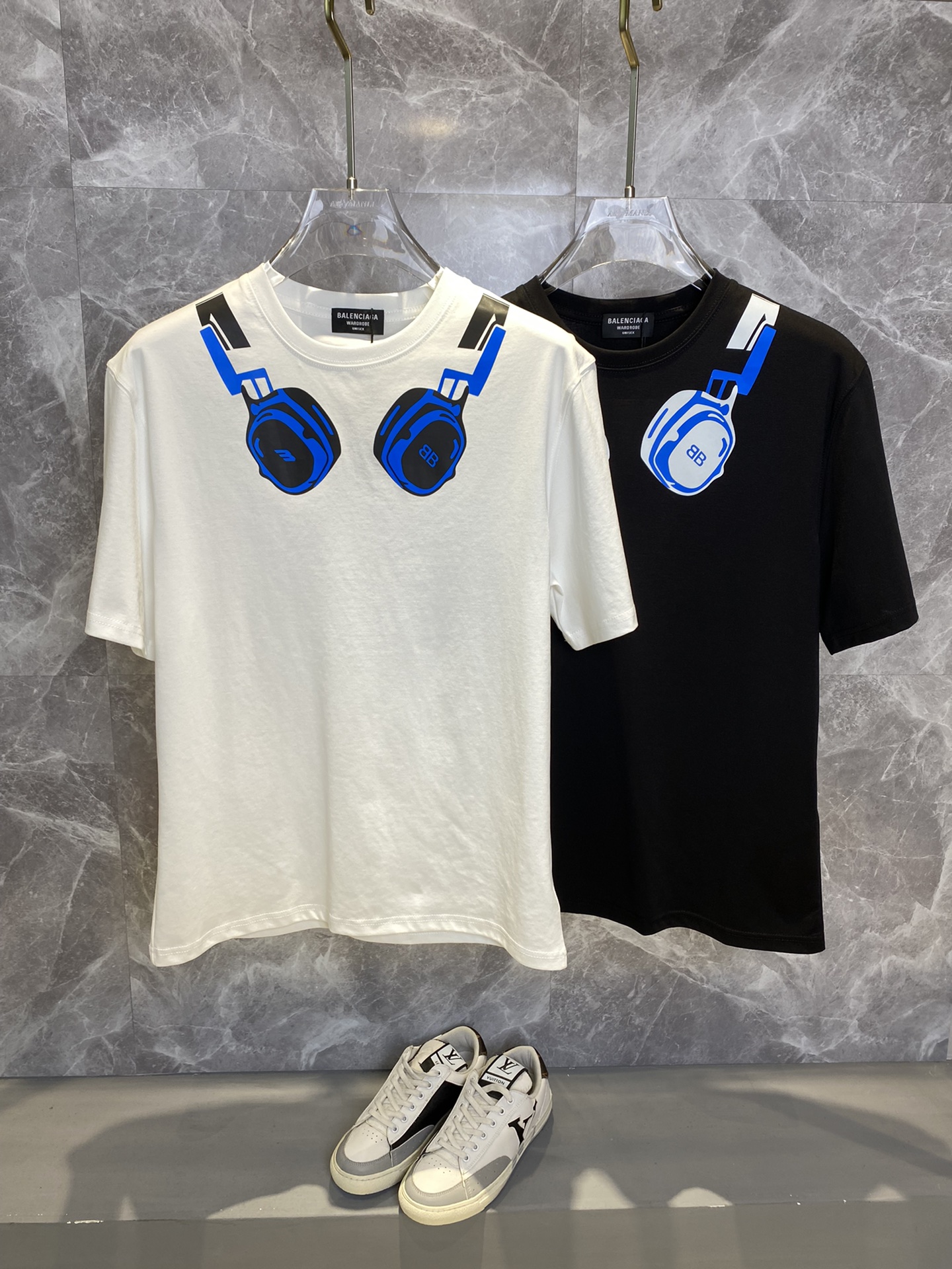 NO:442470,Balenciaga 2025ss Spring and Summer latest short-sleeved T-shirt is shipped!  !  2025 new T-shirt, high-version special fabric, high-weight pure cotton wool fabric, comfortable and wide-body, stitching embroidery, digital printing, flocking technology, men and women, loose style, fine workmanship, comfortable upper body, super handsome upper body, men and women, same M-3XL,,balenciaga,balenciaga,T-shirt,tees,t-shirt,alexander wang19860909Balenciaga巴黎世家 2025ss春夏最新款短袖T恤出货啦！！ 2025新款T恤 高版本专用面料 高克重纯棉丝光面料 上身舒适不失挺阔 针脚刺绣工艺、数字印花、植绒工艺,男女同款 宽松版型 做工走线精细 面料上身舒适 超帅上身 男女同款M-3XL,,balenciaga,balenciaga,T-shirt,tees，t-shirt,alexander wang,Men's clothing
