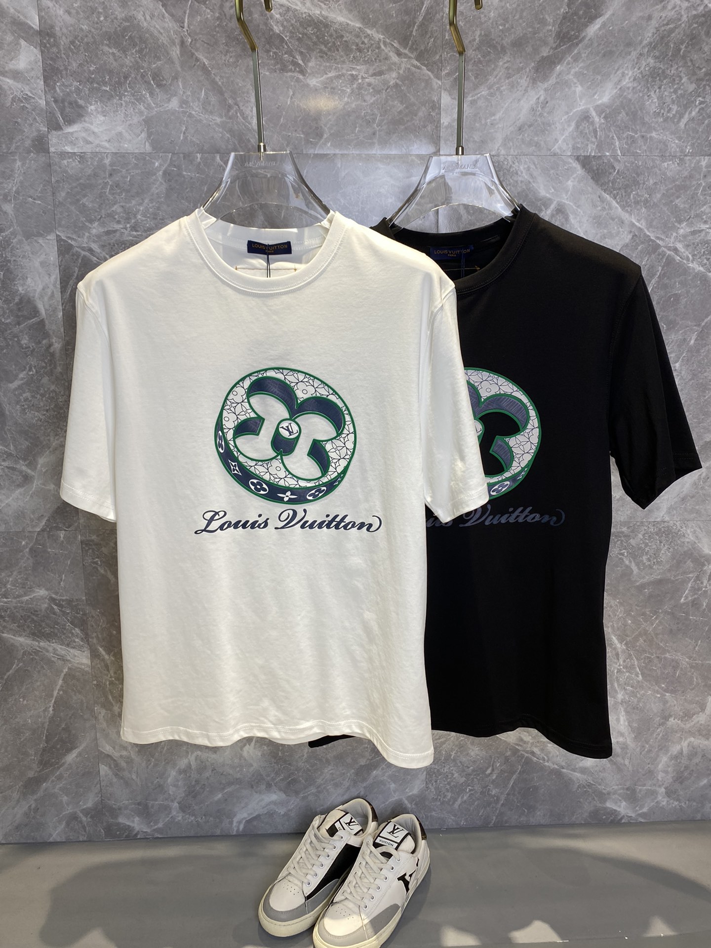 NO:442479,LV Louis Vuitton's latest short-sleeved T-shirt in spring and summer 2025ss is shipped!  !  2025 new T-shirt, high-version special fabric, high-weight pure cotton woven fabric, comfortable and wide-body, stitching embroidery, digital printing, flocking technology, men and women, loose style, fine workmanship, comfortable fabric, super handsome upper body, M-3XL,,louis vuitton,louis vuitton,T-shirt,tees,t-shirt,alexander wang19860909LV路易威登 2025ss春夏最新款短袖T恤出货啦！！ 2025新款T恤 高版本专用面料 高克重纯棉丝光面料 上身舒适不失挺阔 针脚刺绣工艺、数字印花、植绒工艺,男女同款 宽松版型 做工走线精细 面料上身舒适 超帅上身 男女同款M-3XL,,louis vuitton,louis vuitton,T-shirt,tees，t-shirt,alexander wang,Men's clothing