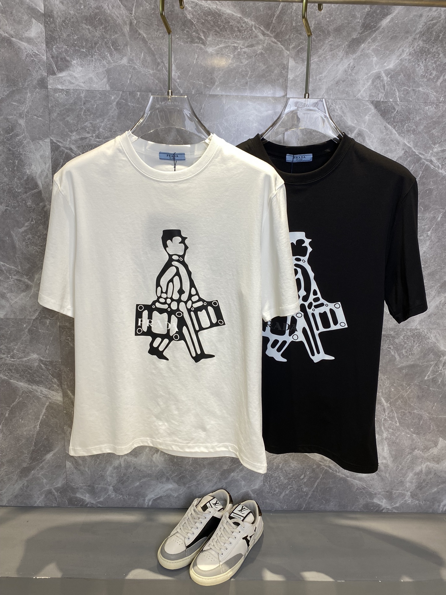 NO:442488,PRADA 2025ss Spring and Summer latest short-sleeved T-shirt is shipped!  !  2025 new T-shirt, high-version special fabric, high-weight pure cotton woven fabric, comfortable and wide-body, stitching embroidery, digital printing, flocking technology, men and women, loose style, fine workmanship, comfortable upper body, super handsome upper body, men and women, same M-3XL,,prada,prada,T-shirt,tees,t-shirt,alexander wang19860909PRADA普拉达 2025ss春夏最新款短袖T恤出货啦！！ 2025新款T恤 高版本专用面料 高克重纯棉丝光面料 上身舒适不失挺阔 针脚刺绣工艺、数字印花、植绒工艺,男女同款 宽松版型 做工走线精细 面料上身舒适 超帅上身 男女同款M-3XL,,prada,prada,T-shirt,tees，t-shirt,alexander wang,Men's clothing