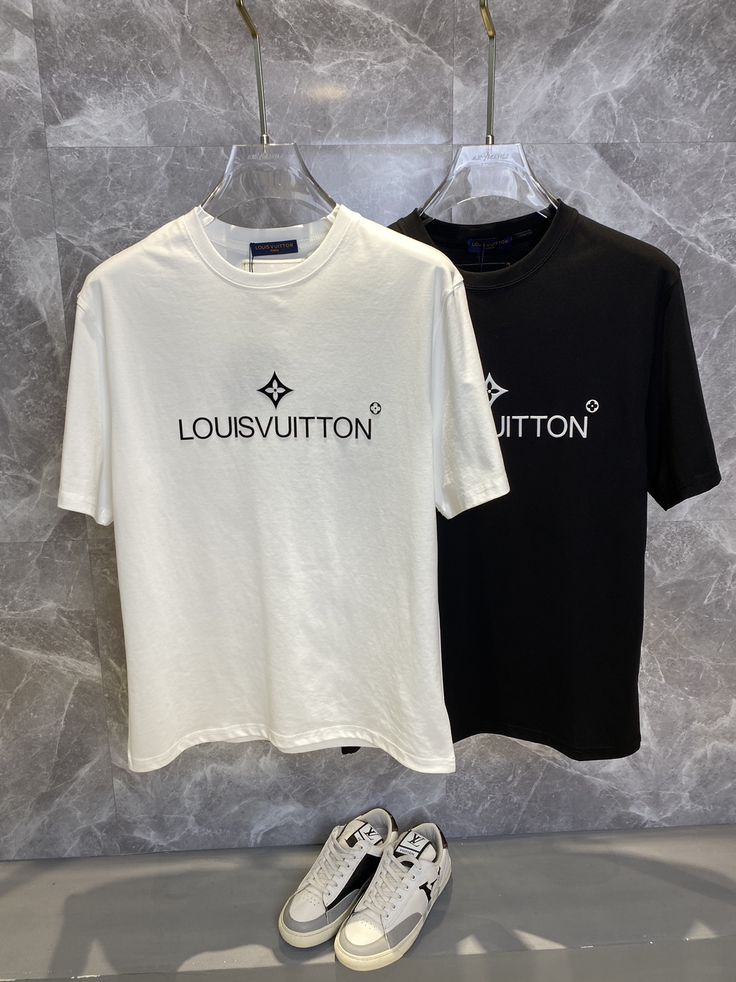 NO:442491,LV Louis Vuitton's latest short-sleeved T-shirt in spring and summer 2025ss is shipped!  !  2025 new T-shirt, high-version special fabric, high-weight pure cotton woven fabric, comfortable and wide-body, stitching embroidery, digital printing, flocking technology, men and women, loose style, fine workmanship, comfortable fabric, super handsome upper body, M-3XL,,louis vuitton,louis vuitton,T-shirt,tees,t-shirt,alexander wang19860909LV路易威登 2025ss春夏最新款短袖T恤出货啦！！ 2025新款T恤 高版本专用面料 高克重纯棉丝光面料 上身舒适不失挺阔 针脚刺绣工艺、数字印花、植绒工艺,男女同款 宽松版型 做工走线精细 面料上身舒适 超帅上身 男女同款M-3XL,,louis vuitton,louis vuitton,T-shirt,tees，t-shirt,alexander wang,Men's clothing
