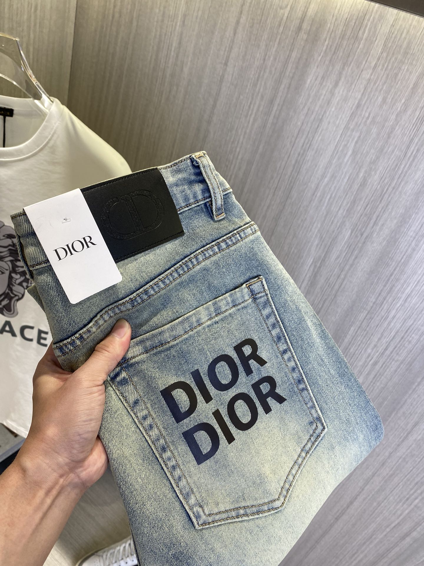 NO:864027,Dior Dior's 2026 new men's jeans. The fabric has good elasticity. Exclusively available on the official website. Fashionable and elegant. Heavy craftsmanship design. Uses original color yeast washing process. Selected imported heavy denim denim fabric. Equipped with counter hardware decoration. Genuine leather label. Exquisite stitching. Big brand style. Worth owning. Size 28-38, shipped next day, dior, dior, jeans,19860909Dior迪奥 2026新品男士牛仔裤 面料弹性好.独家发售 官网同步 时尚优雅 重工艺设计.采用原色酵母水洗工艺 精选进口重磅丹宁牛仔面料 配专柜五金装饰 真皮皮牌 精致车线 大牌风范 值得拥有.码数28-38,隔天出货,,dior,dior,jeans,,Men's clothing