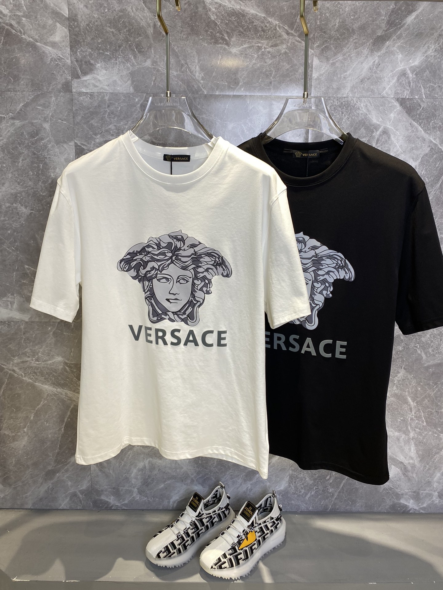NO:442499,Versace 2025ss Spring and Summer latest short-sleeved T-shirt is shipped!  !  2025 new T-shirt, high-version special fabric, high-weight pure cotton wool fabric, comfortable and wide-body, stitching embroidery, digital printing, flocking technology, men and women, loose style, fine workmanship, comfortable upper body, super handsome upper body, men and women, same M-3XL,,versace,versace,T-shirt,tees,t-shirt,alexander wang19860909Versace范思哲 2025ss春夏最新款短袖T恤出货啦！！ 2025新款T恤 高版本专用面料 高克重纯棉丝光面料 上身舒适不失挺阔 针脚刺绣工艺、数字印花、植绒工艺,男女同款 宽松版型 做工走线精细 面料上身舒适 超帅上身 男女同款M-3XL,,versace,versace,T-shirt,tees，t-shirt,alexander wang,Men's clothing