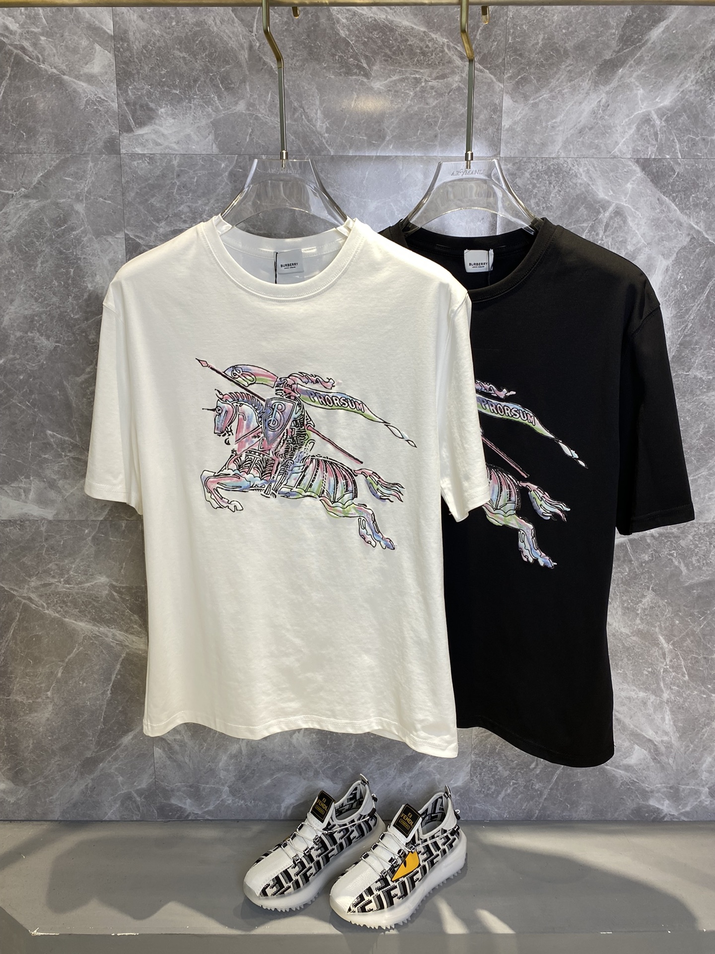 NO:442507,Burberry Burberry's latest short-sleeved T-shirt in spring and summer 2025ss is shipped!  !  2025 new T-shirt, high-version special fabric, high-weight pure cotton wool fabric, comfortable and wide-fitting upper body, stitching embroidery, digital printing, flocking technology, men and women, loose style, fine workmanship and wiring, comfortable upper body, super handsome upper body, men and women, same M-3XL,,burberry,burberry,T-shirt,tees,t-shirt,alexander wang19860909Burberry巴宝莉 2025ss春夏最新款短袖T恤出货啦！！ 2025新款T恤 高版本专用面料 高克重纯棉丝光面料 上身舒适不失挺阔 针脚刺绣工艺、数字印花、植绒工艺,男女同款 宽松版型 做工走线精细 面料上身舒适 超帅上身 男女同款M-3XL,,burberry,burberry,T-shirt,tees，t-shirt,alexander wang,Men's clothing