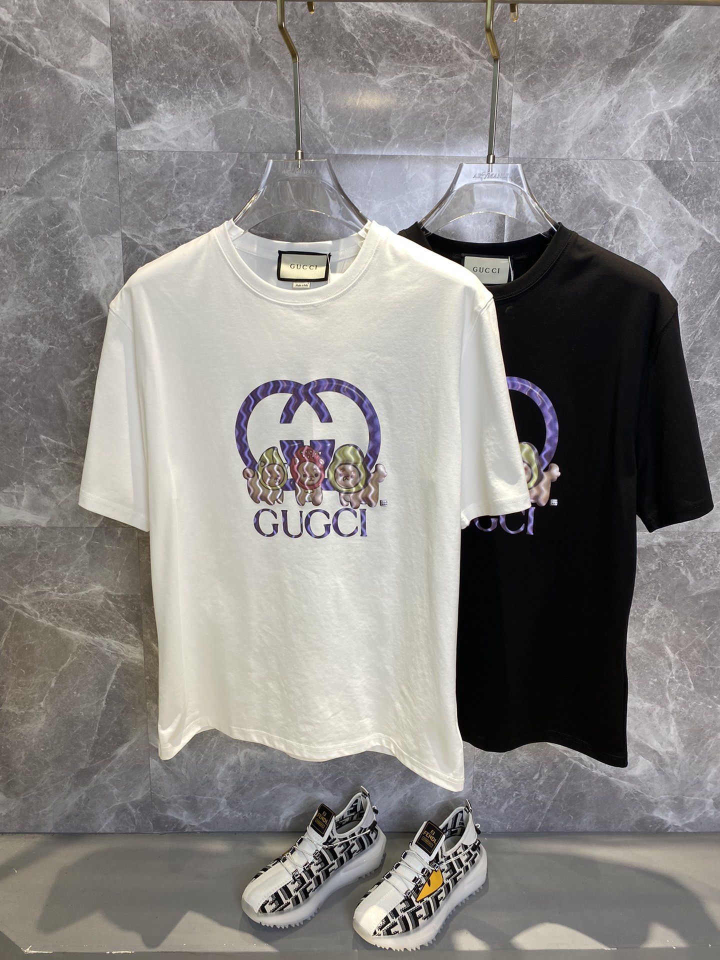NO:442513,Gucci 2025ss Spring and Summer latest short-sleeved T-shirt is shipped!  !  2025 new T-shirt, high-version special fabric, high-weight pure cotton wool fabric, comfortable and wide-body, stitching embroidery, digital printing, flocking technology, men and women, loose style, fine workmanship, comfortable upper body, super handsome upper body, men and women, same M-3XL,,gucci, T-shirt,tees, t-shirt,alexander wang19860909Gucci古奇 2025ss春夏最新款短袖T恤出货啦！！ 2025新款T恤 高版本专用面料 高克重纯棉丝光面料 上身舒适不失挺阔 针脚刺绣工艺、数字印花、植绒工艺,男女同款 宽松版型 做工走线精细 面料上身舒适 超帅上身 男女同款M-3XL,,gucci,T-shirt,tees，t-shirt,alexander wang,Men's clothing