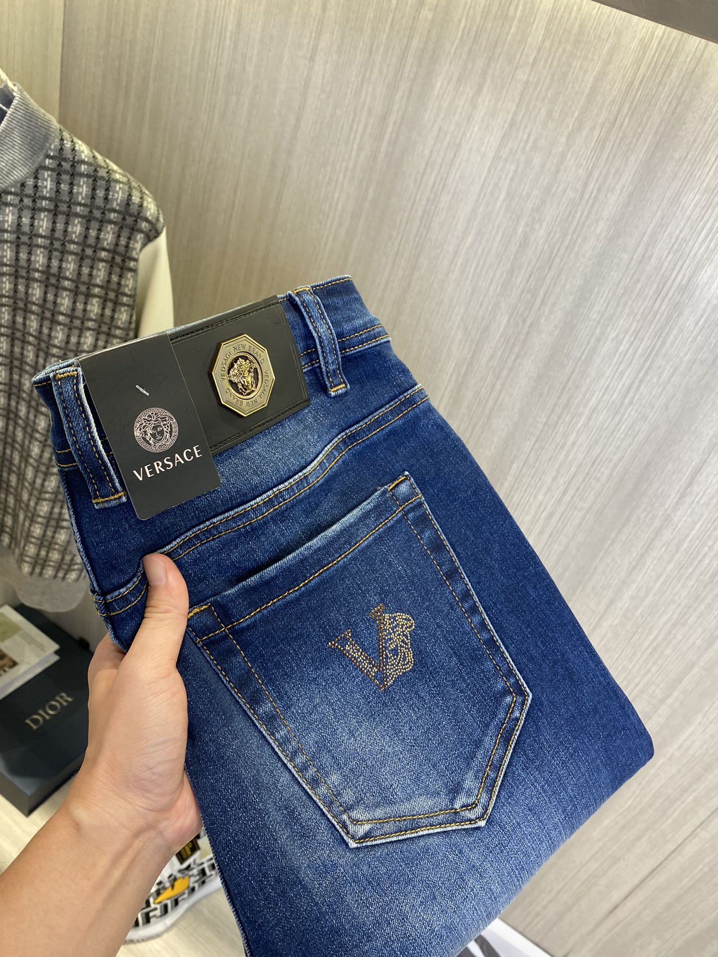 NO:918601,Versace Versace 2026 new men's jeans. The fabric is very elastic. Exclusively available on the official website. Fashionable and elegant. Heavy craftsmanship design. Using original color yeast washing process. Selected imported heavy denim denim fabric. Equipped with counter hardware decoration. Genuine leather label. Exquisite stitching. Big brand style. Worth having. Size 28-38, shipped next day,,versace,versace,jeans,19860909Versace范思哲 2026新品男士牛仔裤 面料弹性好.独家发售 官网同步 时尚优雅 重工艺设计.采用原色酵母水洗工艺 精选进口重磅丹宁牛仔面料 配专柜五金装饰 真皮皮牌 精致车线 大牌风范 值得拥有.码数28-38,隔天出货,,versace,versace,jeans,,Men's clothing