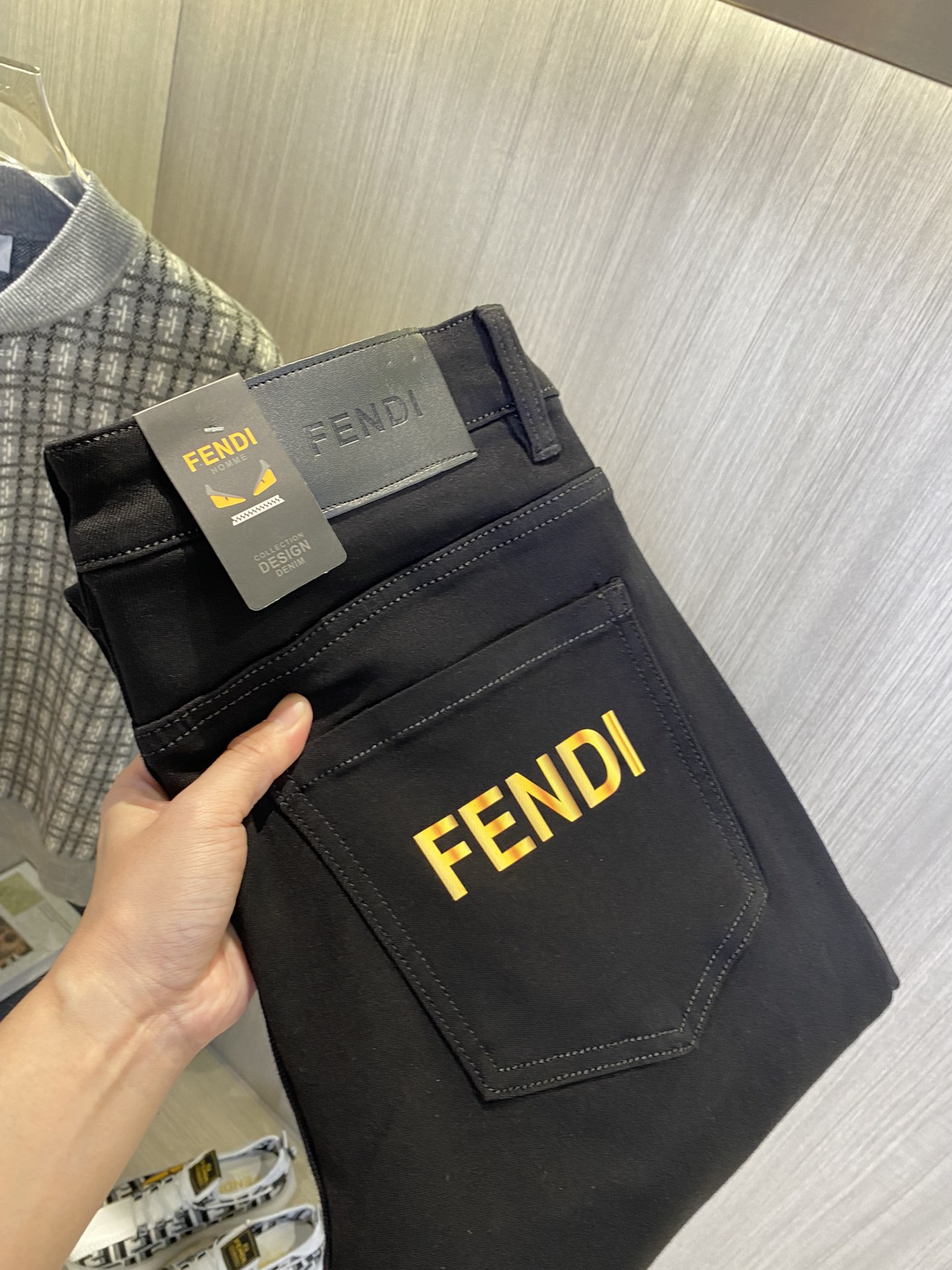 NO:864002,Fendi Fendi 2026 new men's jeans have good elasticity. Exclusively available on the official website. Fashionable and elegant. Heavy craftsmanship design. Using original color yeast washing process. Selected imported heavyweight denim denim fabric. Equipped with counter hardware decoration. Genuine leather label. Exquisite stitching. Big brand style. Worth owning. Size 28-38, shipped next day,,fendi,fendi,jeans,19860909Fendi芬迪 2026新品男士牛仔裤 面料弹性好.独家发售 官网同步 时尚优雅 重工艺设计.采用原色酵母水洗工艺 精选进口重磅丹宁牛仔面料 配专柜五金装饰 真皮皮牌 精致车线 大牌风范 值得拥有.码数28-38,隔天出货,,fendi,fendi,jeans,,Men's clothing