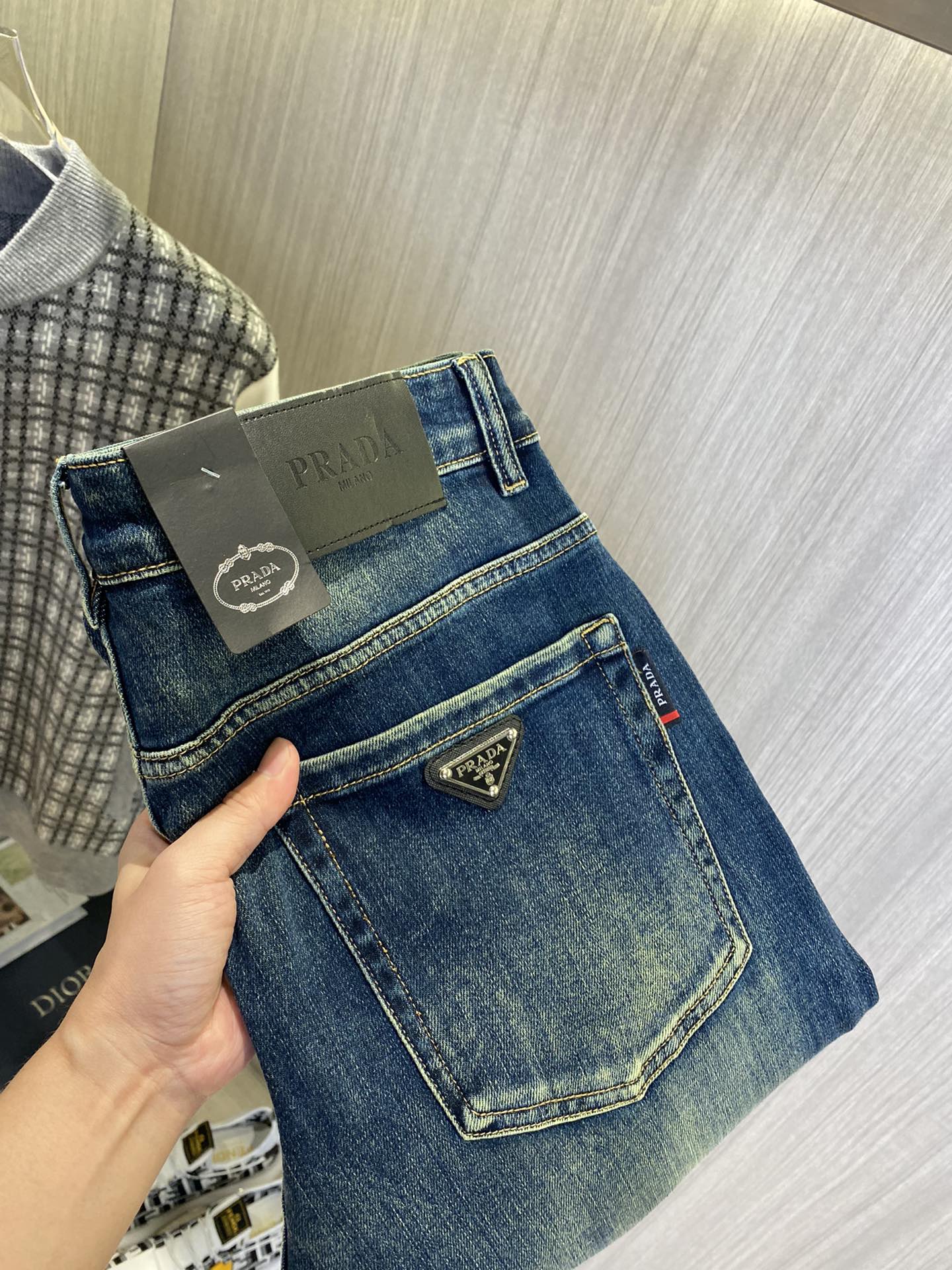 NO:864069,PRADA 2026 new men's jeans. The fabric has good elasticity. Exclusively available on the official website. Fashionable and elegant. Heavy craftsmanship design. Using original color yeast washing process. Selected imported heavyweight denim denim fabric. Equipped with counter hardware decoration. Genuine leather label. Exquisite stitching. Big brand style. Worth owning. Size 28-38, shipped next day, prada, prada, jeans,19860909PRADA普拉达 2026新品男士牛仔裤 面料弹性好.独家发售 官网同步 时尚优雅 重工艺设计.采用原色酵母水洗工艺 精选进口重磅丹宁牛仔面料 配专柜五金装饰 真皮皮牌 精致车线 大牌风范 值得拥有.码数28-38,隔天出货,,prada,prada,jeans,,Men's clothing