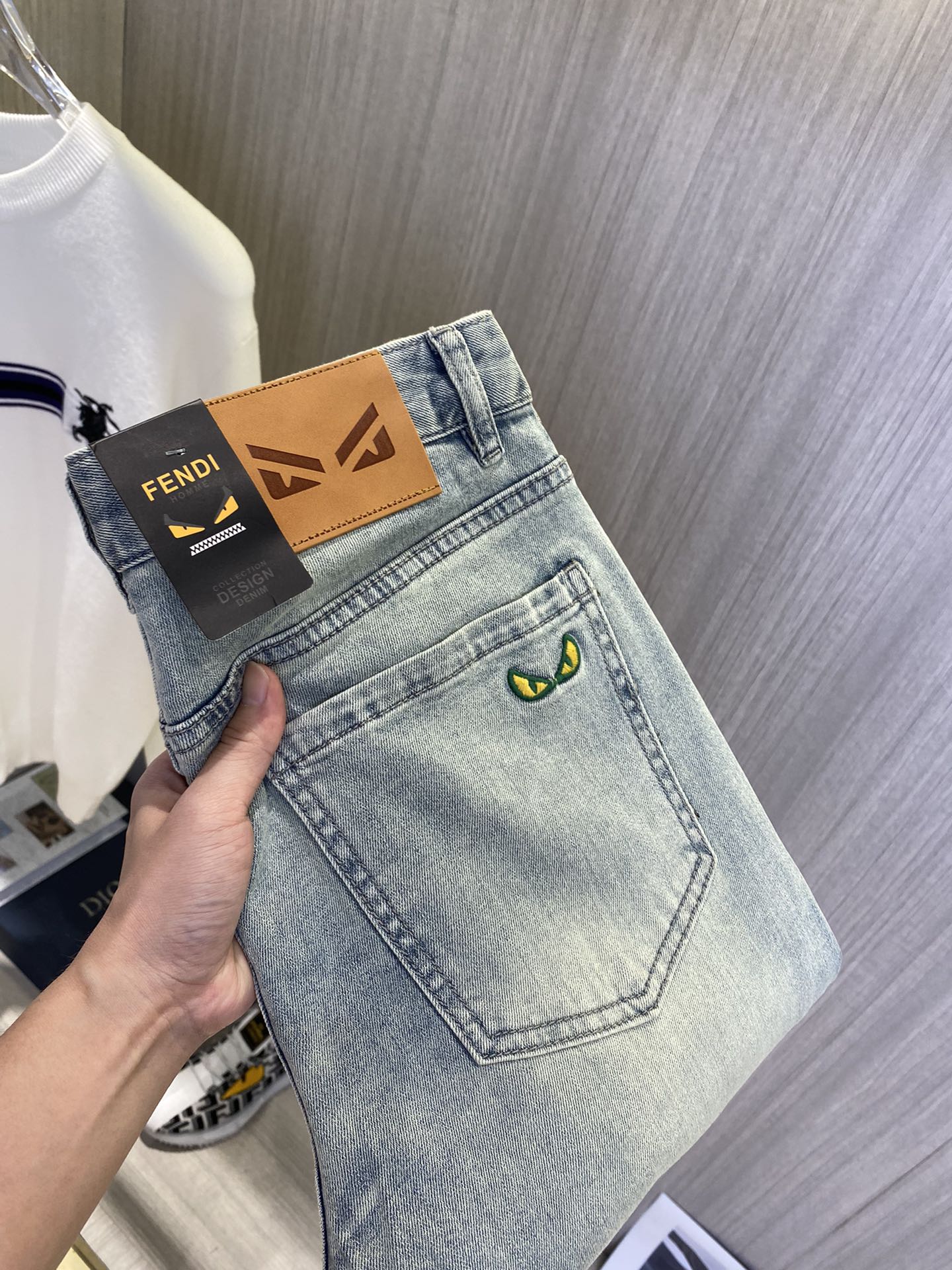 NO:918607,Fendi Fendi 2026 new men's jeans have good elasticity. Exclusively available on the official website. Fashionable and elegant. Heavy craftsmanship design. Using original color yeast washing process. Selected imported heavyweight denim denim fabric. Equipped with counter hardware decoration. Genuine leather label. Exquisite stitching. Big brand style. Worth owning. Size 28-38, shipped next day,,fendi,fendi,jeans,19860909Fendi芬迪 2026新品男士牛仔裤 面料弹性好.独家发售 官网同步 时尚优雅 重工艺设计.采用原色酵母水洗工艺 精选进口重磅丹宁牛仔面料 配专柜五金装饰 真皮皮牌 精致车线 大牌风范 值得拥有.码数28-38,隔天出货,,fendi,fendi,jeans,,Men's clothing