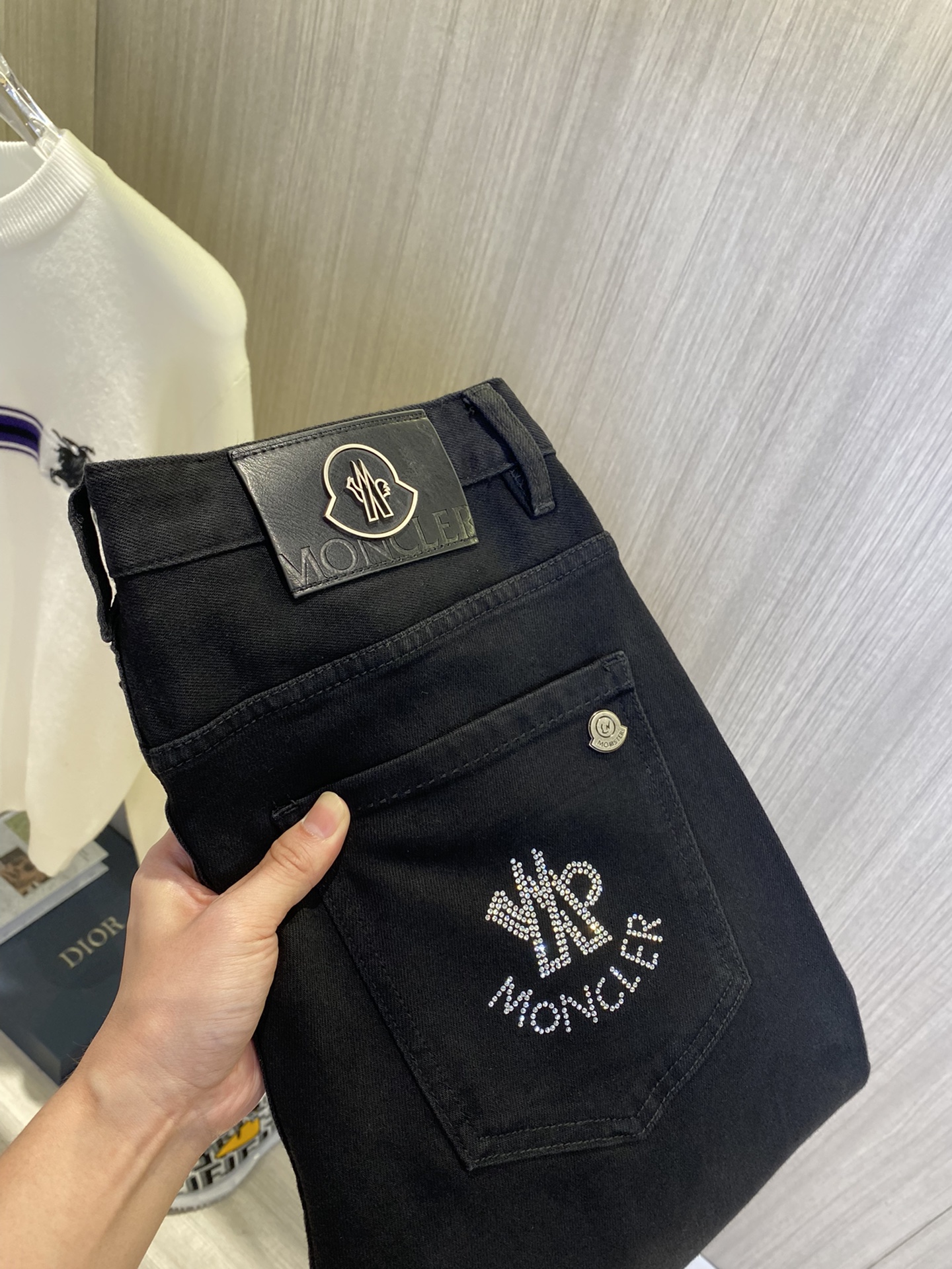NO:864090,Moncler 2026 new men's jeans with good elasticity. Exclusively sold on the official website. Fashionable and elegant. Heavy craftsmanship design. Using original color yeast washing process. Selected imported heavy denim denim fabric. Equipped with counter hardware decoration. Genuine leather label. Exquisite stitching. Big brand style. Worth owning. Size 28-38, shipped next day, Moncler, jeans,19860909Moncler蒙口 2026新品男士牛仔裤 面料弹性好.独家发售 官网同步 时尚优雅 重工艺设计.采用原色酵母水洗工艺 精选进口重磅丹宁牛仔面料 配专柜五金装饰 真皮皮牌 精致车线 大牌风范 值得拥有.码数28-38,隔天出货,,Moncler,jeans,,Men's clothing