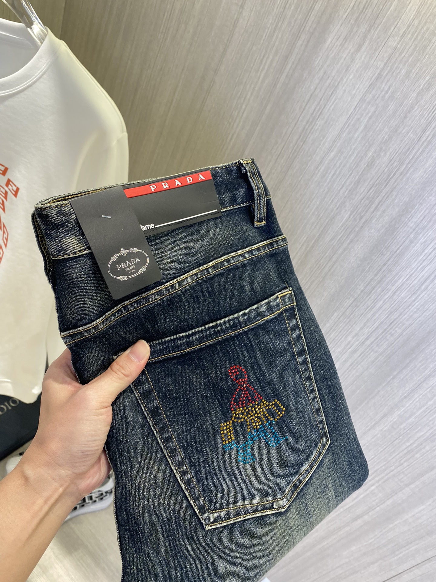 NO:863961,PRADA 2026 new men's jeans. The fabric has good elasticity. Exclusively available on the official website. Fashionable and elegant. Heavy craftsmanship design. Using original color yeast washing process. Selected imported heavyweight denim denim fabric. Equipped with counter hardware decoration. Genuine leather label. Exquisite stitching. Big brand style. Worth owning. Size 28-38, shipped next day, prada, prada, jeans,19860909PRADA普拉达 2026新品男士牛仔裤 面料弹性好.独家发售 官网同步 时尚优雅 重工艺设计.采用原色酵母水洗工艺 精选进口重磅丹宁牛仔面料 配专柜五金装饰 真皮皮牌 精致车线 大牌风范 值得拥有.码数28-38,隔天出货,,prada,prada,jeans,,Men's clothing