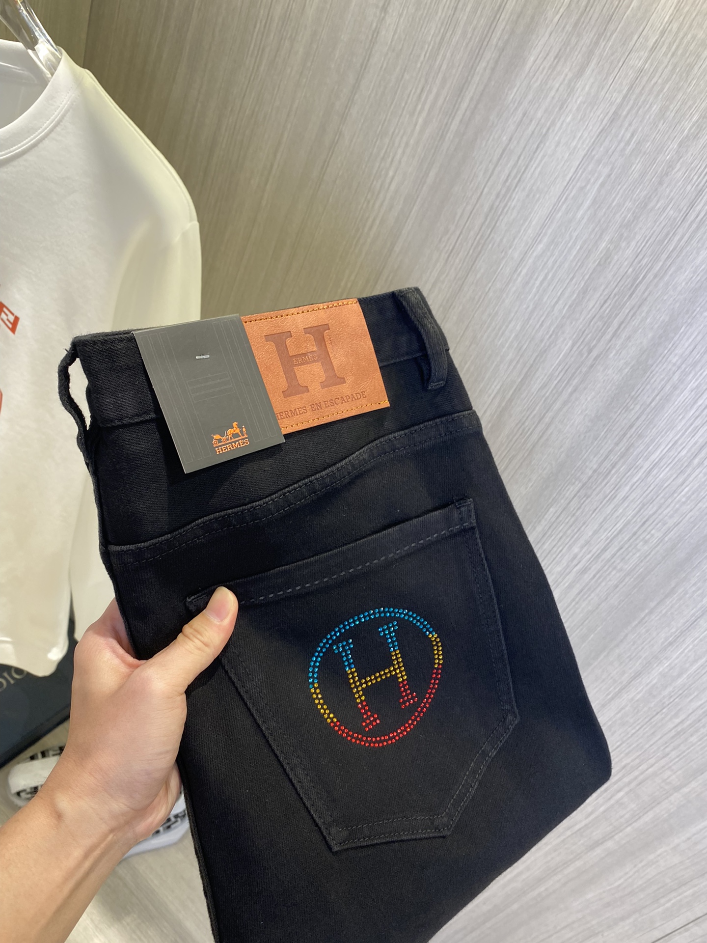 NO:918605,HERMES Hermès 2026 new men's jeans. The fabric has good elasticity. Exclusively available on the official website. Fashionable and elegant. Heavy craftsmanship design. Using original color yeast washing process. Selected imported heavy denim denim fabric. Equipped with counter hardware decoration. Genuine leather label. Exquisite stitching. Big brand style. Worth owning. Size 28-38, shipped next day, hermes, hermes, jeans,19860909HERMES爱马仕 2026新品男士牛仔裤 面料弹性好.独家发售 官网同步 时尚优雅 重工艺设计.采用原色酵母水洗工艺 精选进口重磅丹宁牛仔面料 配专柜五金装饰 真皮皮牌 精致车线 大牌风范 值得拥有.码数28-38,隔天出货,,hermes,hermes,jeans,,Men's clothing