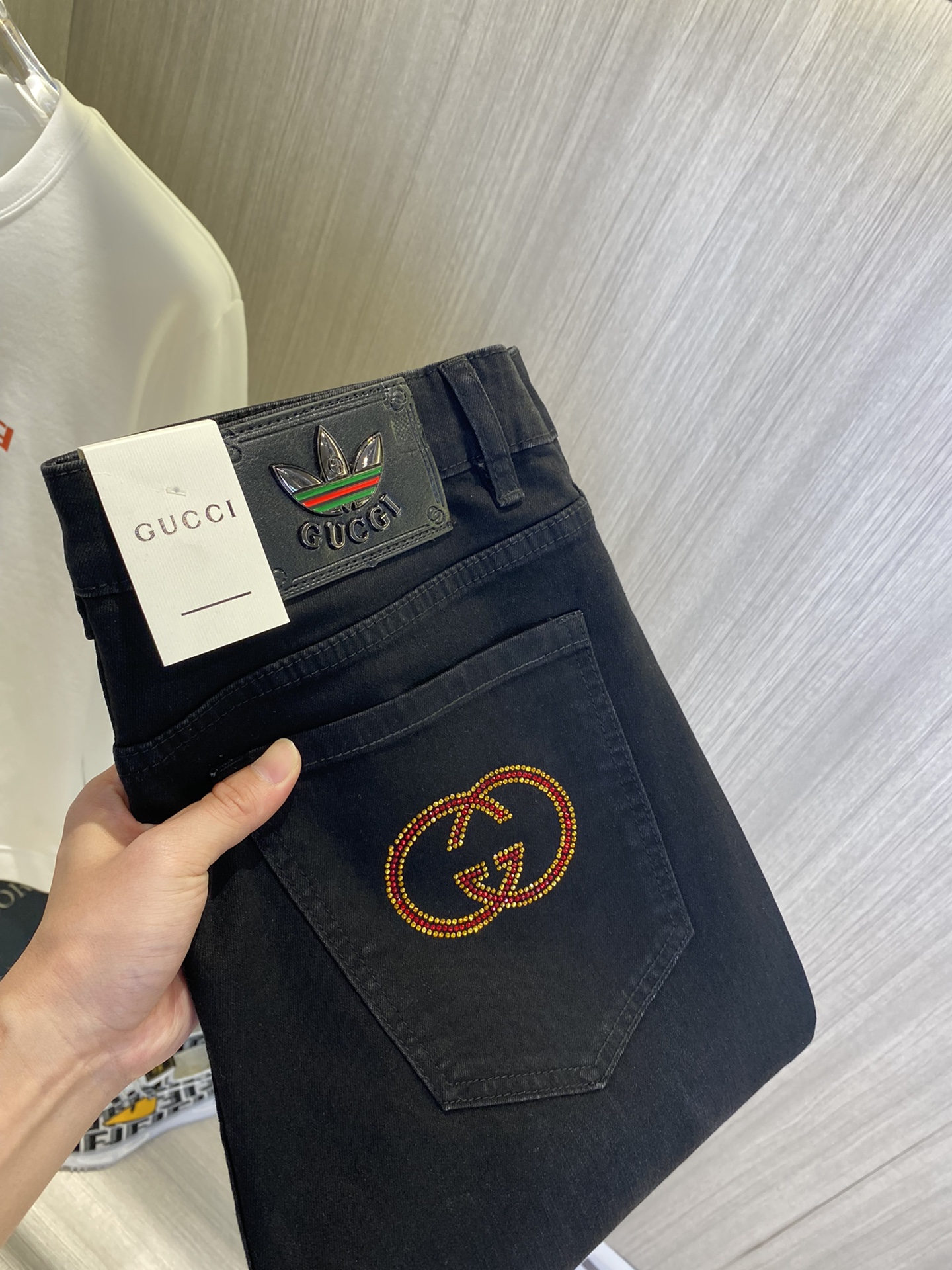 NO:918603,GUCCI Gucci 2026 new men's jeans. The fabric has good elasticity. Exclusively sold on the official website. Fashionable and elegant. Heavy craftsmanship design. Using original color yeast washing process. Selected imported heavy denim denim fabric. Equipped with counter hardware decoration. Genuine leather label. Exquisite stitching. Big brand style. Worth having. Size 28-38, shipped next day,,gucci,jeans,19860909GUCCI古奇 2026新品男士牛仔裤 面料弹性好.独家发售 官网同步 时尚优雅 重工艺设计.采用原色酵母水洗工艺 精选进口重磅丹宁牛仔面料 配专柜五金装饰 真皮皮牌 精致车线 大牌风范 值得拥有.码数28-38,隔天出货,,gucci,jeans,,Men's clothing