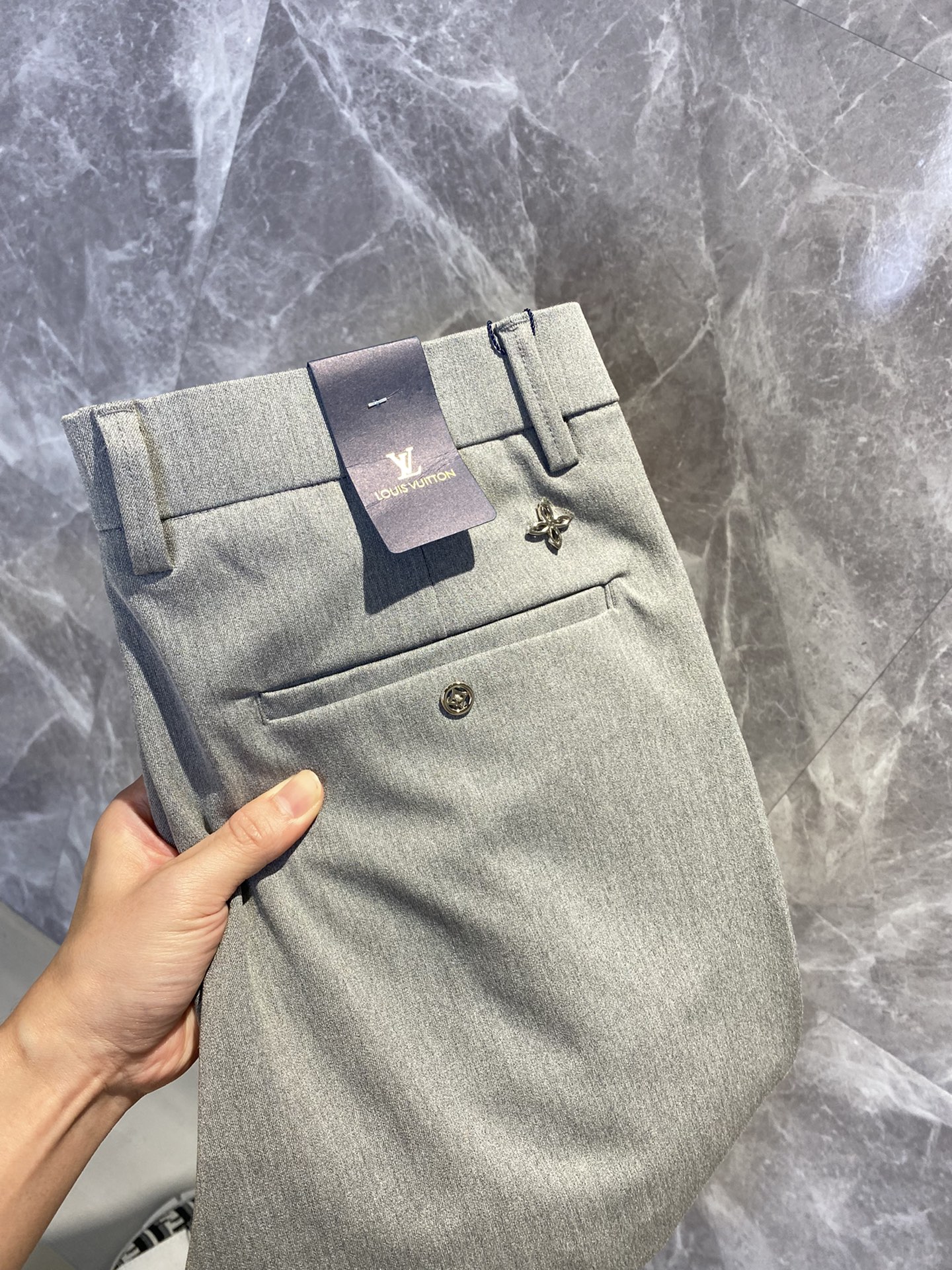 NO:937850,LV Louis Vuitton casual pants, trousers, new style, four seasons, special fabric for advanced custom pants, customized original hardware, heavy craftsmanship, fine turning and routing, customized fabric, soft and comfortable, significant texture, exquisite accessories, excellent upper body effect, complete three standards, standard size 29-38, no 35 (shipped next day),, louis vuitton, louis vuitton,19860909LV路易威登 休闲裤 西裤 新款 四季款 高级定制裤子专用面料 定制原版五金 重工工艺打造 车工走线精细 定制面料 柔软舒适 质感显著 辅料精美 上身效果超赞 三标齐全 标准尺码29-38,无35（隔天出货）,,louis vuitton,louis vuitton,,Men's clothing