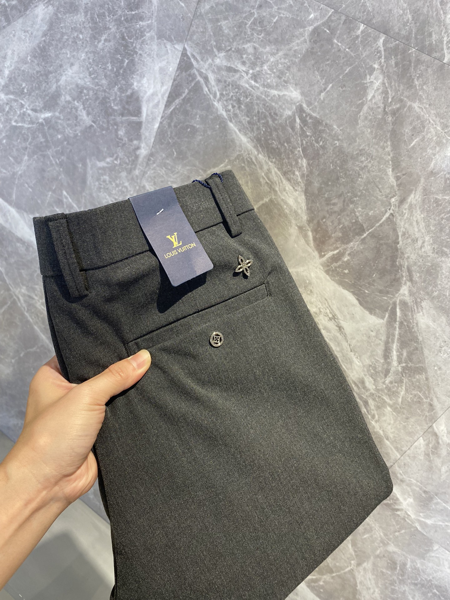 NO:877566,LV Louis Vuitton casual pants, trousers, new style, four seasons, special fabric for advanced custom pants, customized original hardware, heavy craftsmanship, fine turning and routing, customized fabric, soft and comfortable, significant texture, exquisite accessories, excellent upper body effect, complete three standards, standard size 29-38, no 35 (shipped next day),, louis vuitton, louis vuitton,19860909LV路易威登 休闲裤 西裤 新款 四季款 高级定制裤子专用面料 定制原版五金 重工工艺打造 车工走线精细 定制面料 柔软舒适 质感显著 辅料精美 上身效果超赞 三标齐全 标准尺码29-38,无35（隔天出货）,,louis vuitton,louis vuitton,,Men's clothing
