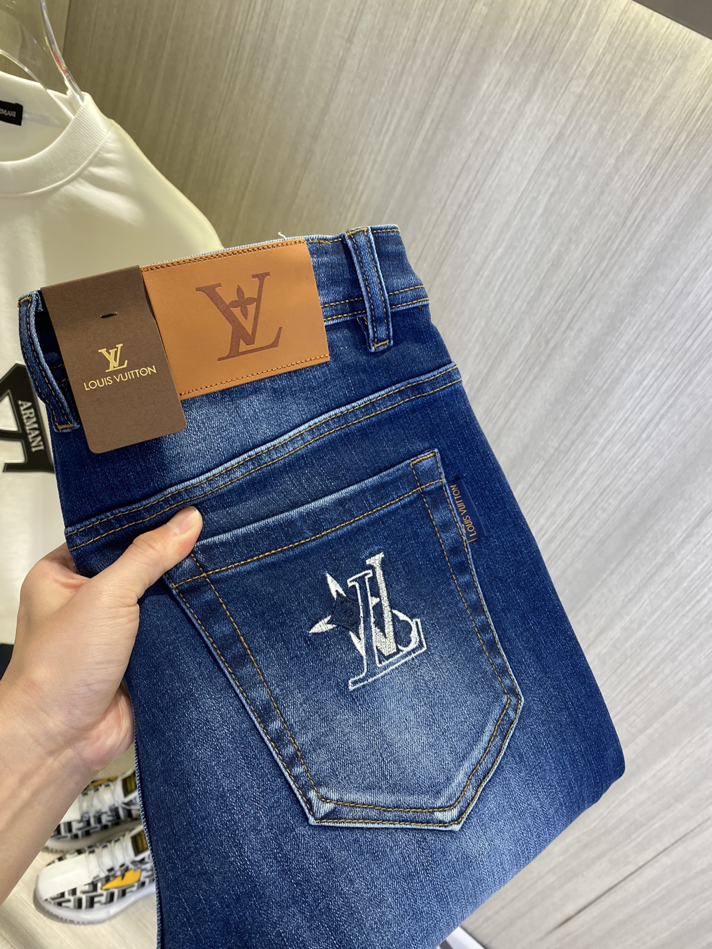 NO:864071,LV Louis Vuitton's 2026 new men's jeans are made of good elasticity. Exclusively available on the official website. Fashionable and elegant. Designed with heavy craftsmanship. Using original color yeast washing process. Selected imported heavyweight denim denim fabric. Equipped with counter hardware decoration. Genuine leather label. Exquisite stitching. Big brand style. Worth having. Size 28-38, shipped next day,,louis vuitton,louis vuitton,jeans,19860909LV路易威登 2026新品男士牛仔裤 面料弹性好.独家发售 官网同步 时尚优雅 重工艺设计.采用原色酵母水洗工艺 精选进口重磅丹宁牛仔面料 配专柜五金装饰 真皮皮牌 精致车线 大牌风范 值得拥有.码数28-38,隔天出货,,louis vuitton,louis vuitton,jeans,,Men's clothing