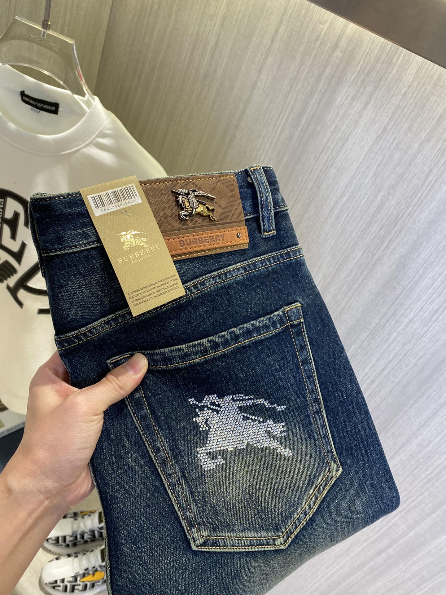 NO:864004,BURBERRY 2026 new men's jeans. The fabric has good elasticity. Exclusively sold on the official website. Fashionable and elegant. Heavy craftsmanship design. Using original color yeast washing process. Selected imported heavy denim denim fabric. Equipped with counter hardware decoration. Genuine leather label. Exquisite stitching. Big brand style. Worth owning. Size 28-38, shipped next day, burberry, burberry, jeans,19860909BURBERRY巴宝莉 2026新品男士牛仔裤 面料弹性好.独家发售 官网同步 时尚优雅 重工艺设计.采用原色酵母水洗工艺 精选进口重磅丹宁牛仔面料 配专柜五金装饰 真皮皮牌 精致车线 大牌风范 值得拥有.码数28-38,隔天出货,,burberry,burberry,jeans,,Men's clothing