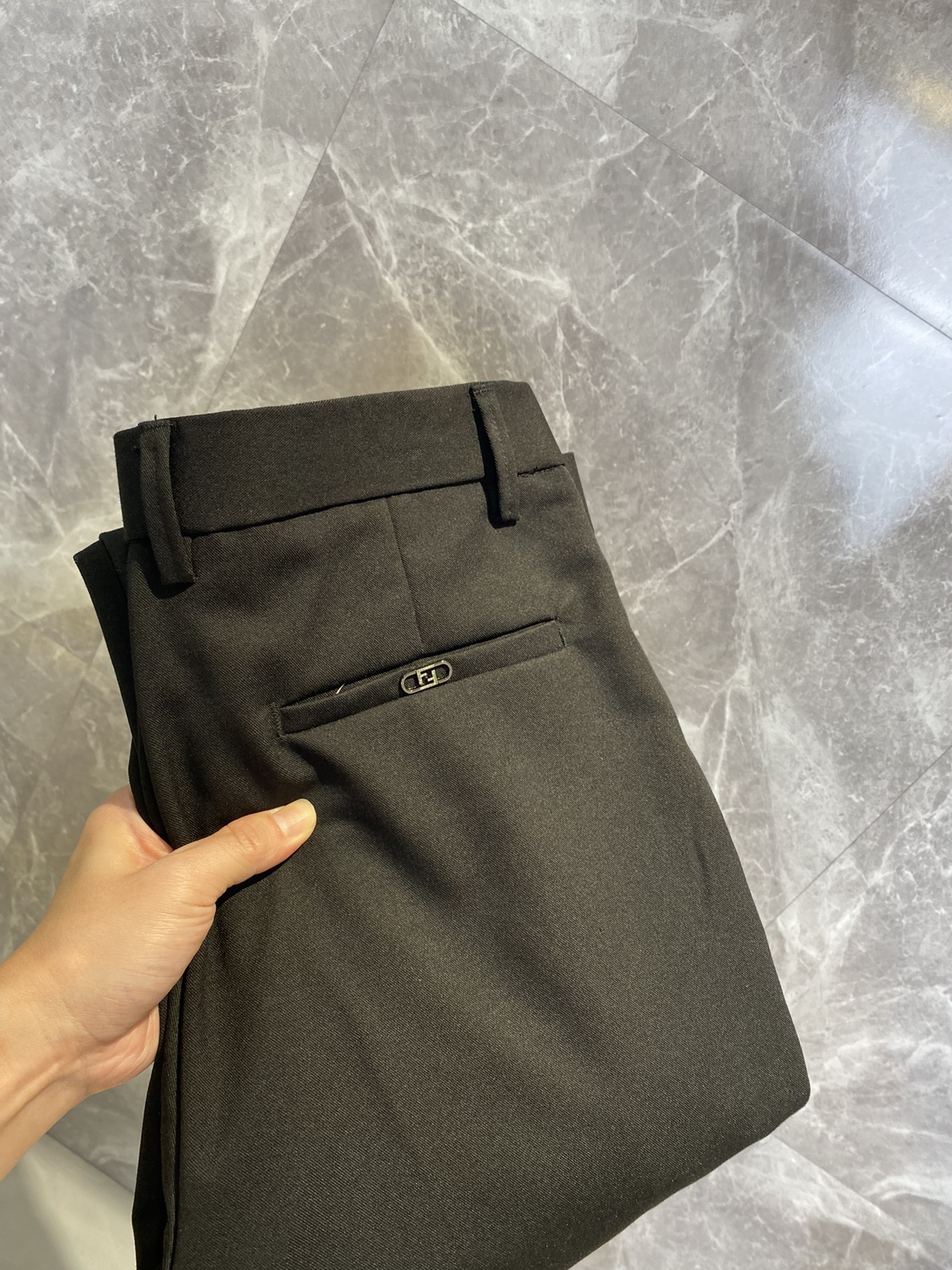 NO:937847,FENDI Fendi casual pants, trousers, new style, four-season style, special fabric for advanced custom pants, customized original hardware, heavy craftsmanship, fine turning and wiring, customized fabric, soft and comfortable, significant texture, exquisite accessories, great upper body effect, complete three standards, standard size 29-38, no 35 (shipped next day),,fendi,fendi,19860909FENDI芬迪 休闲裤 西裤 新款 四季款 高级定制裤子专用面料 定制原版五金 重工工艺打造 车工走线精细 定制面料 柔软舒适 质感显著 辅料精美 上身效果超赞 三标齐全 标准尺码29-38,无35（隔天出货）,,fendi,fendi,,Men's clothing