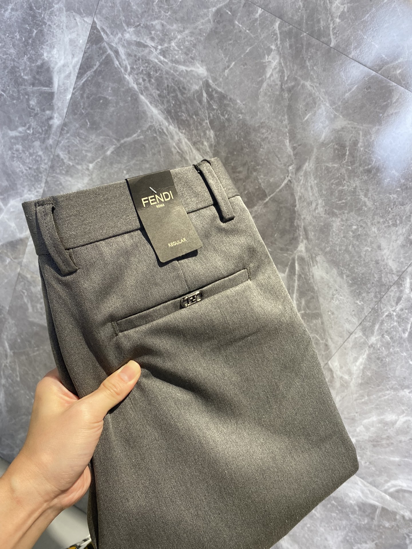 NO:877572,FENDI Fendi casual pants, trousers, new style, four-season style, special fabric for advanced custom pants, customized original hardware, heavy craftsmanship, fine turning and wiring, customized fabric, soft and comfortable, significant texture, exquisite accessories, great upper body effect, complete three standards, standard size 29-38, no 35 (shipped next day),,fendi,fendi,19860909FENDI芬迪 休闲裤 西裤 新款 四季款 高级定制裤子专用面料 定制原版五金 重工工艺打造 车工走线精细 定制面料 柔软舒适 质感显著 辅料精美 上身效果超赞 三标齐全 标准尺码29-38,无35（隔天出货）,,fendi,fendi,,Men's clothing