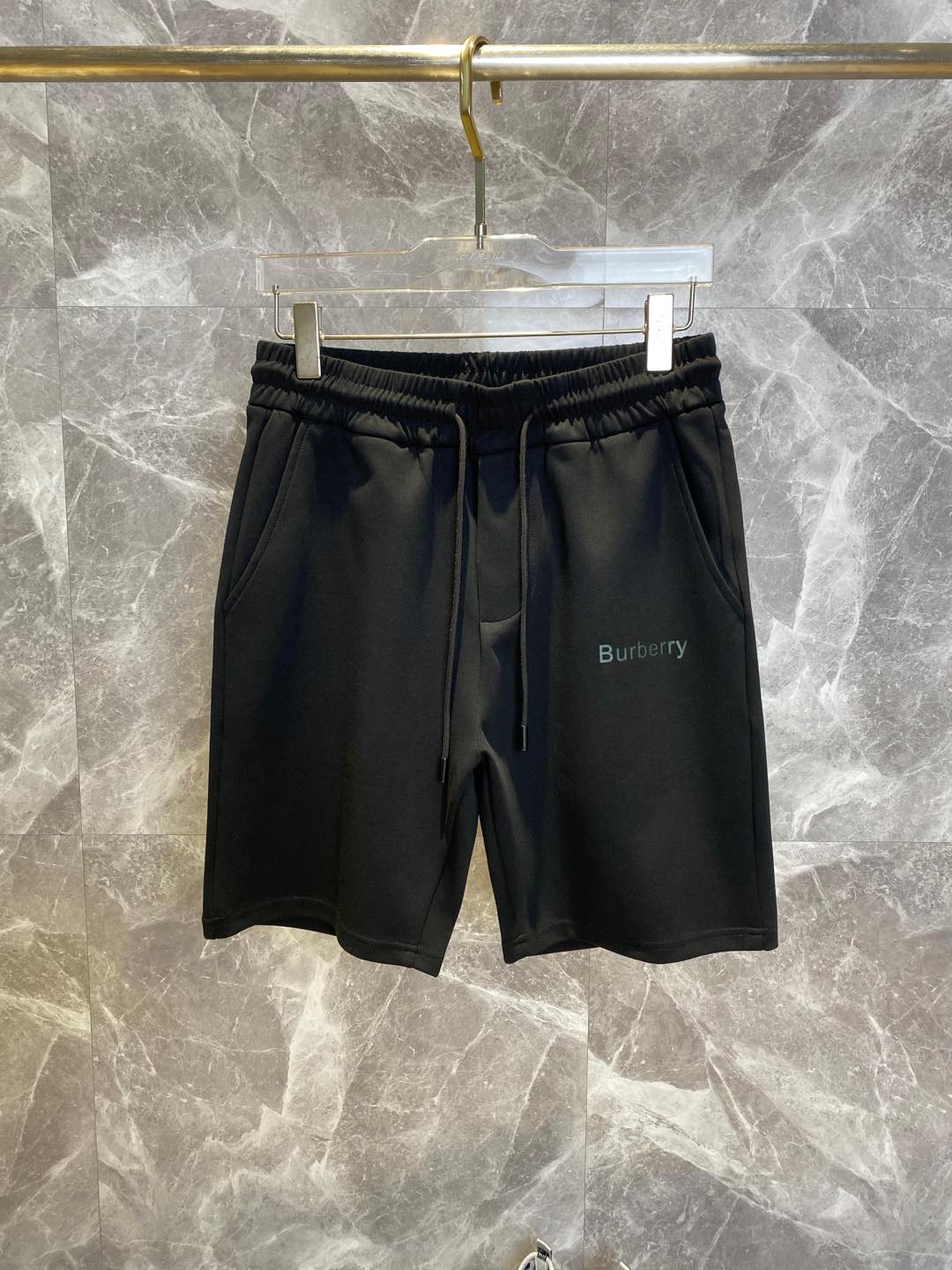 NO:860450,BURBERRY's new style is coming, 2026 spring and summer new casual pants and shorts, imported high-density customized mamba cotton fabric, comfortable, soft and skin-friendly, straight and not easy to wrinkle, simple and clear, super versatile upper body effect, super fashionable and versatile, straight and stylish, a wardrobe must-have!  Suitable for any occasion, sizes M-3XL, burberry, burberry, shorts,19860909BURBERRY巴宝莉 新款来袭 2026春夏新款休闲裤短裤,进口高密度定制曼巴棉面料,舒适柔软亲肤,笔挺不易起皱,简单明了,超级百搭上身效果超级棒时尚百搭,笔挺有型,衣橱必备！适合任何场合穿着,码数M-3XL,,burberry,burberry,shorts,,Men's clothing