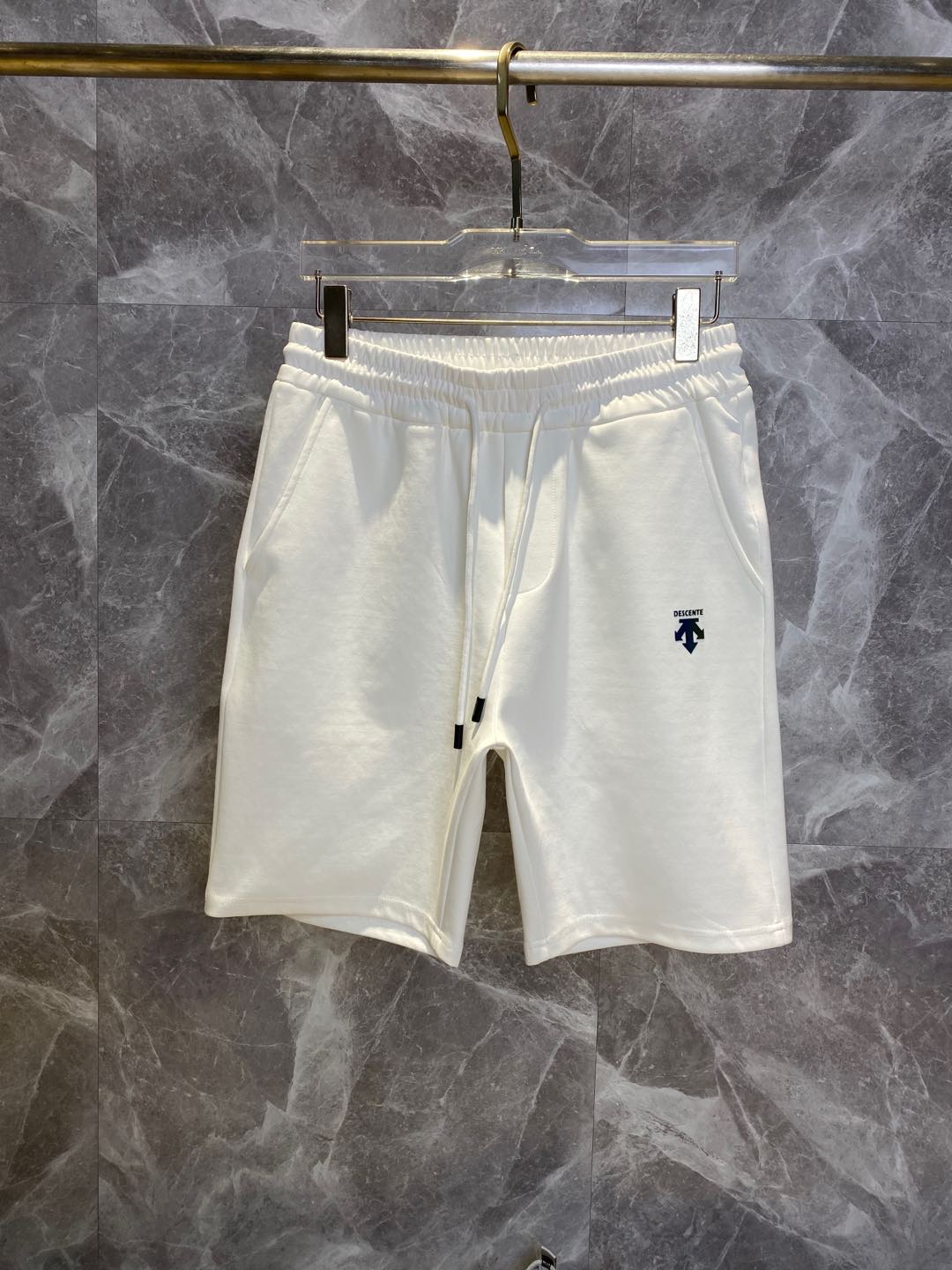 NO:860462,DESCENTE's new style is coming, 2026 spring and summer new casual pants and shorts, imported high-density customized mamba cotton fabric, comfortable, soft and skin-friendly, straight and not easy to wrinkle, simple and clear, super versatile upper body effect, super fashionable and versatile, straight and stylish, a wardrobe must-have!  Suitable for any occasion, sizes M-3XL, shorts,19860909DESCENTE迪桑特 新款来袭 2026春夏新款休闲裤短裤,进口高密度定制曼巴棉面料,舒适柔软亲肤,笔挺不易起皱,简单明了,超级百搭上身效果超级棒时尚百搭,笔挺有型,衣橱必备！适合任何场合穿着,码数M-3XL,,shorts,,Men's clothing
