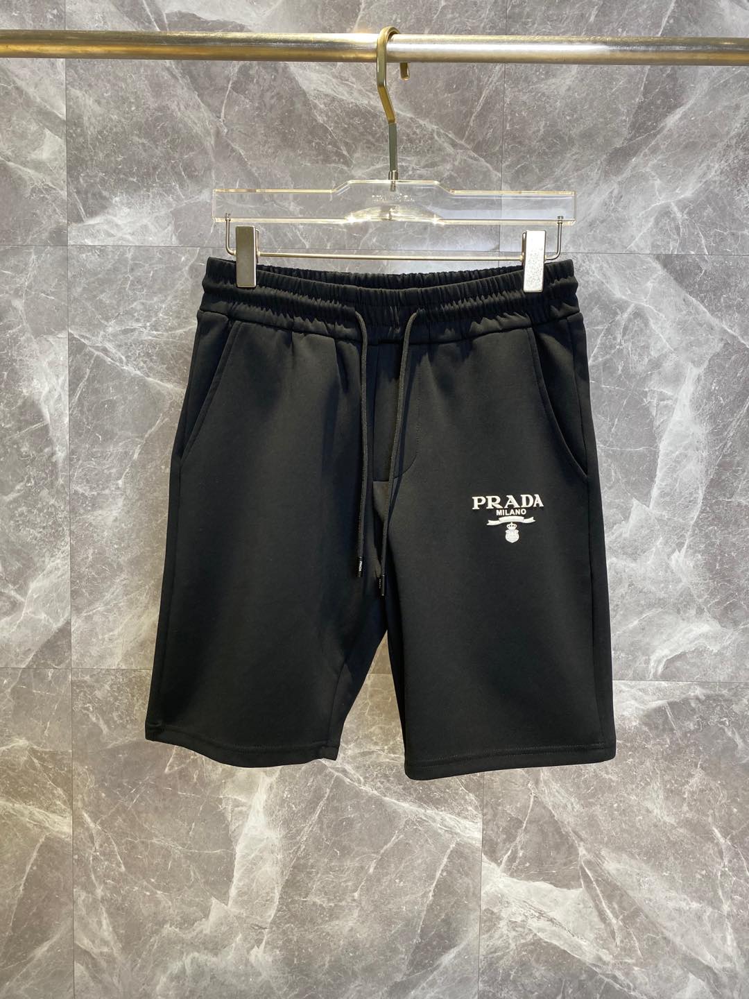 NO:860485,PRADA's new style is coming, 2026 spring and summer new casual pants and shorts, imported high-density customized mamba cotton fabric, comfortable, soft and skin-friendly, straight and not easy to wrinkle, simple and clear, super versatile upper body effect, super fashionable and versatile, straight and stylish, a wardrobe must-have!  Suitable for any occasion, sizes M-3XL, prada, prada, shorts,19860909PRADA普拉达 新款来袭 2026春夏新款休闲裤短裤,进口高密度定制曼巴棉面料,舒适柔软亲肤,笔挺不易起皱,简单明了,超级百搭上身效果超级棒时尚百搭,笔挺有型,衣橱必备！适合任何场合穿着,码数M-3XL,,prada,prada,shorts,,Men's clothing