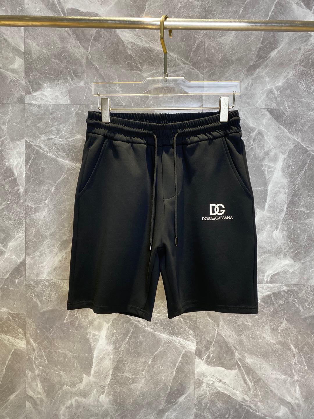 NO:860496,DG Dolce & Gabbana's new style is coming, 2026 spring and summer new casual pants and shorts, imported high-density customized mamba cotton fabric, comfortable, soft and skin-friendly, straight and not easy to wrinkle, simple and clear, super versatile upper body effect, super fashionable and versatile, straight and stylish, a wardrobe must-have!  Suitable for any occasion, sizes M-3XL, Dolce&Gabbana, shorts,19860909DG杜嘉班纳 新款来袭 2026春夏新款休闲裤短裤,进口高密度定制曼巴棉面料,舒适柔软亲肤,笔挺不易起皱,简单明了,超级百搭上身效果超级棒时尚百搭,笔挺有型,衣橱必备！适合任何场合穿着,码数M-3XL,,Dolce&Gabbana,shorts,,Men's clothing