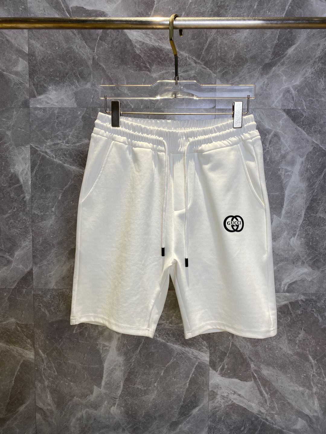 NO:860507,GUCCI Gucci's new style is coming, 2026 spring and summer new casual pants and shorts, imported high-density customized mamba cotton fabric, comfortable, soft and skin-friendly, straight and not easy to wrinkle, simple and clear, super versatile upper body effect, super fashionable and versatile, straight and stylish, a wardrobe must-have!  Suitable for any occasion, sizes M-3XL, gucci, shorts,19860909GUCCI古奇 新款来袭 2026春夏新款休闲裤短裤,进口高密度定制曼巴棉面料,舒适柔软亲肤,笔挺不易起皱,简单明了,超级百搭上身效果超级棒时尚百搭,笔挺有型,衣橱必备！适合任何场合穿着,码数M-3XL,,gucci,shorts,,Men's clothing