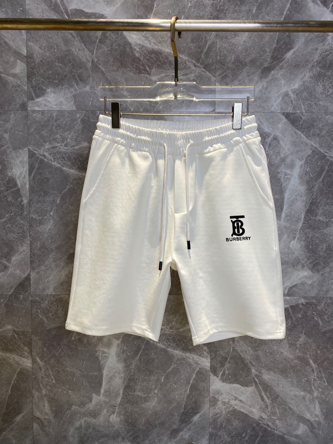 NO:860527,BURBERRY's new style is coming, 2026 spring and summer new casual pants and shorts, imported high-density customized mamba cotton fabric, comfortable, soft and skin-friendly, straight and not easy to wrinkle, simple and clear, super versatile upper body effect, super fashionable and versatile, straight and stylish, a wardrobe must-have!  Suitable for any occasion, sizes M-3XL, burberry, burberry, shorts,19860909BURBERRY巴宝莉 新款来袭 2026春夏新款休闲裤短裤,进口高密度定制曼巴棉面料,舒适柔软亲肤,笔挺不易起皱,简单明了,超级百搭上身效果超级棒时尚百搭,笔挺有型,衣橱必备！适合任何场合穿着,码数M-3XL,,burberry,burberry,shorts,,Men's clothing