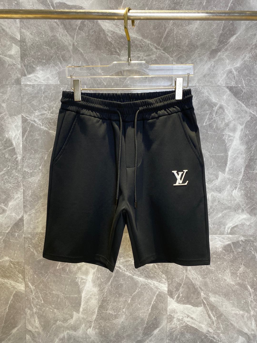 NO:860536,LV Louis Vuitton's new style is coming, 2026 spring and summer new casual pants and shorts, imported high-density customized mamba cotton fabric, comfortable, soft and skin-friendly, straight and not easy to wrinkle, simple and clear, super versatile upper body effect, super fashionable and versatile, straight and stylish, a wardrobe must-have!  Suitable for any occasion, sizes M-3XL,,louis vuitton,louis vuitton,shorts,19860909LV路易威登 新款来袭 2026春夏新款休闲裤短裤,进口高密度定制曼巴棉面料,舒适柔软亲肤,笔挺不易起皱,简单明了,超级百搭上身效果超级棒时尚百搭,笔挺有型,衣橱必备！适合任何场合穿着,码数M-3XL,,louis vuitton,louis vuitton,shorts,,Men's clothing