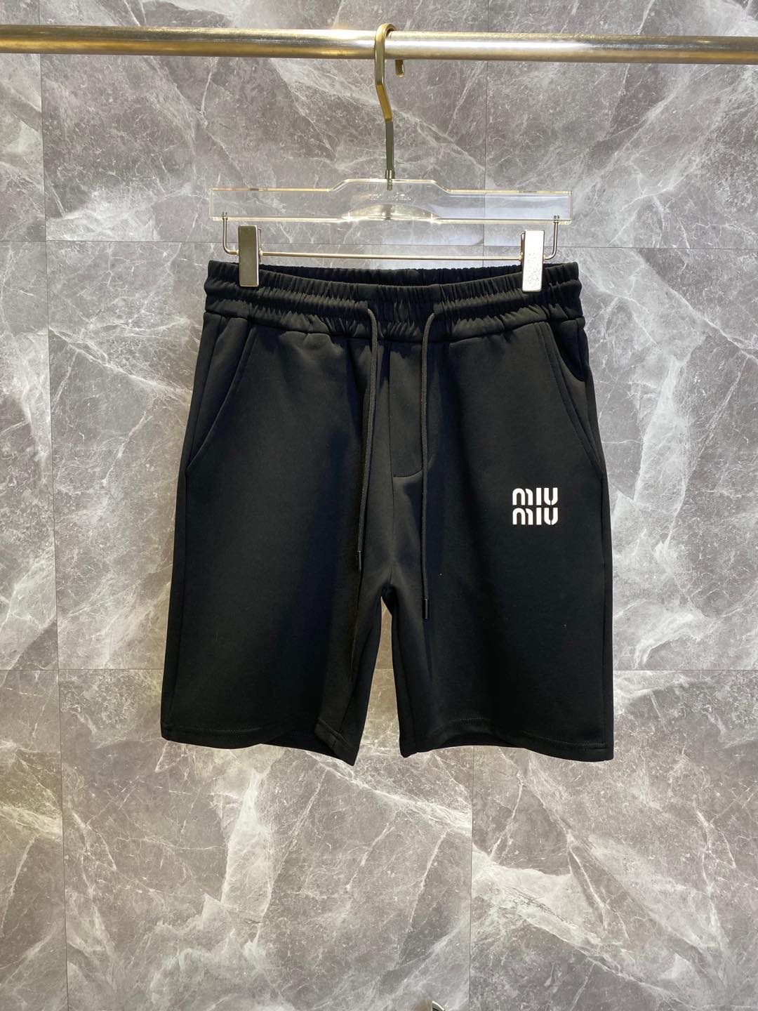 NO:860565,MIU MIU Miu Miu's new style is coming, 2026 spring and summer new casual pants and shorts, imported high-density customized mamba cotton fabric, comfortable, soft and skin-friendly, straight and not easy to wrinkle, simple and clear, super versatile upper body effect, super fashionable and versatile, straight and stylish, a wardrobe must-have!  Suitable for any occasion, sizes M-3XL,,miumiu,shorts,19860909MIU MIU缪缪 新款来袭 2026春夏新款休闲裤短裤,进口高密度定制曼巴棉面料,舒适柔软亲肤,笔挺不易起皱,简单明了,超级百搭上身效果超级棒时尚百搭,笔挺有型,衣橱必备！适合任何场合穿着,码数M-3XL,,miumiu,shorts,,Men's clothing