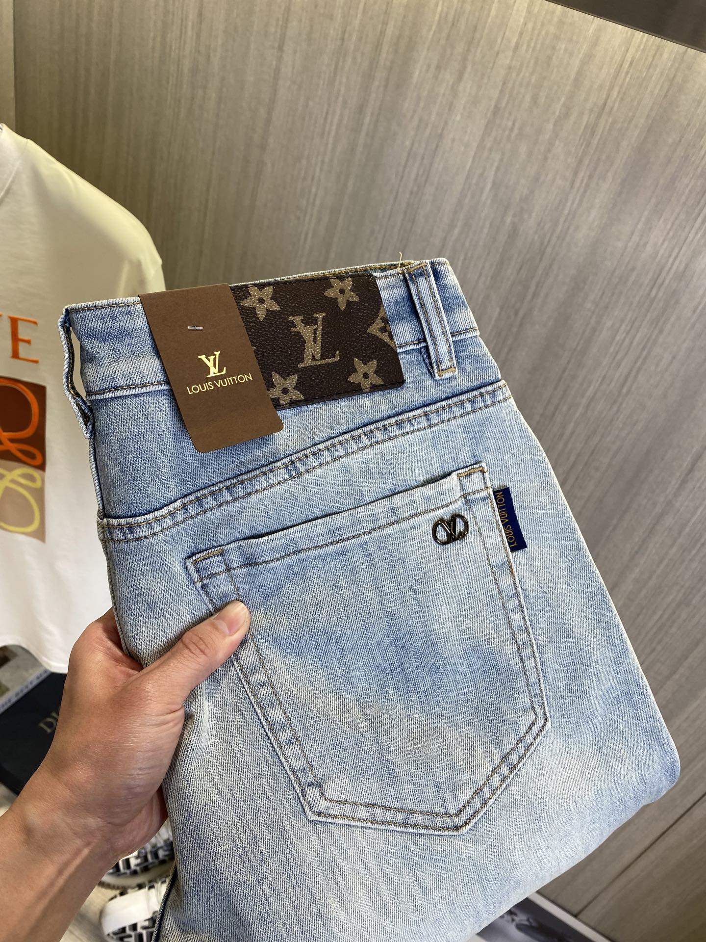 NO:863913,LV Louis Vuitton's 2026 new men's jeans are made of good elasticity. Exclusively available on the official website. Fashionable and elegant. Designed with heavy craftsmanship. Using original color yeast washing process. Selected imported heavyweight denim denim fabric. Equipped with counter hardware decoration. Genuine leather label. Exquisite stitching. Big brand style. Worth having. Size 28-38, shipped next day,,louis vuitton,louis vuitton,jeans,19860909LV路易威登 2026新品男士牛仔裤 面料弹性好.独家发售 官网同步 时尚优雅 重工艺设计.采用原色酵母水洗工艺 精选进口重磅丹宁牛仔面料 配专柜五金装饰 真皮皮牌 精致车线 大牌风范 值得拥有.码数28-38,隔天出货,,louis vuitton,louis vuitton,jeans,,Men's clothing