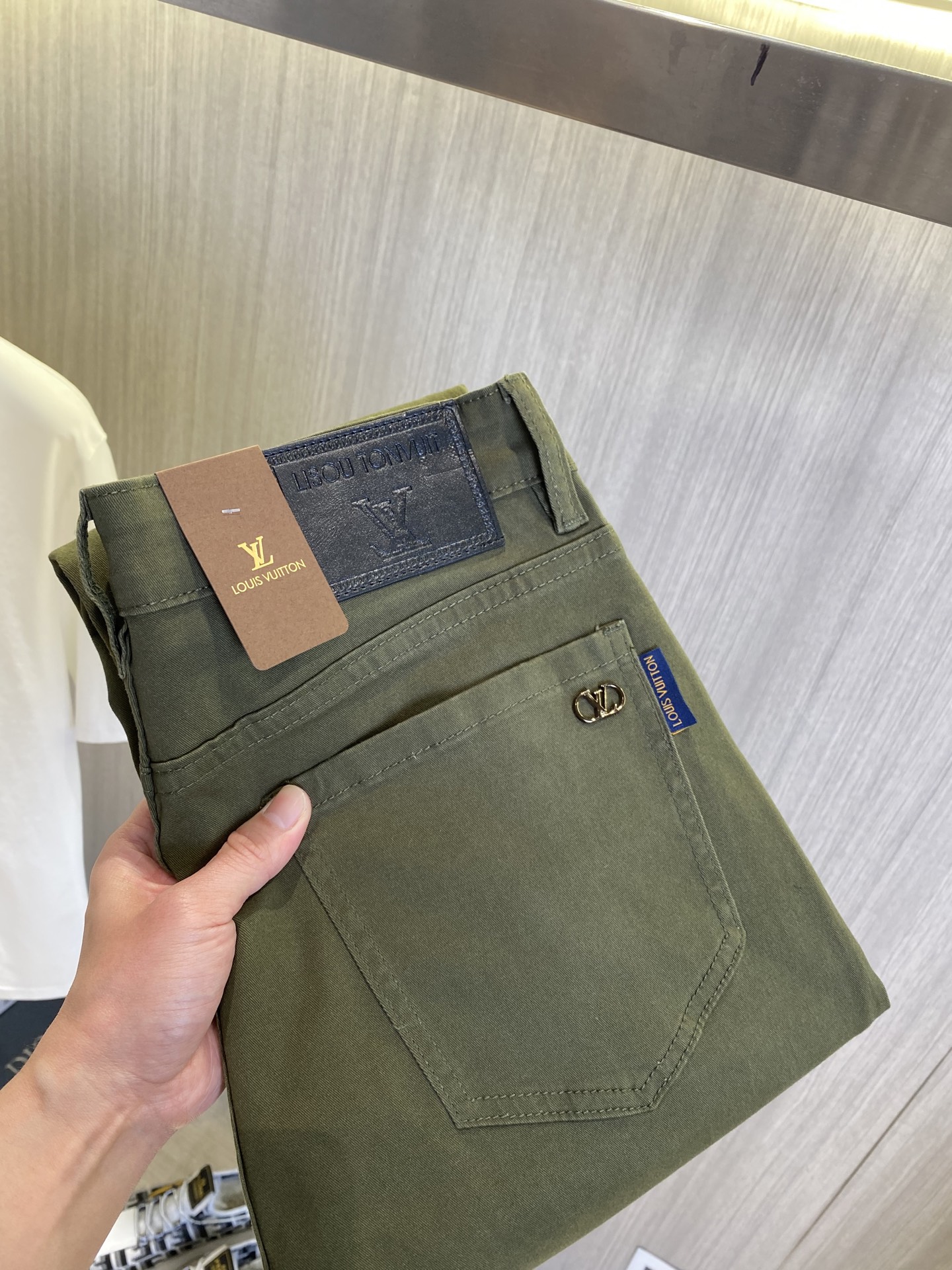 NO:863940,LV Louis Vuitton's 2026 new men's jeans are made of good elasticity. Exclusively available on the official website. Fashionable and elegant. Designed with heavy craftsmanship. Using original color yeast washing process. Selected imported heavyweight denim denim fabric. Equipped with counter hardware decoration. Genuine leather label. Exquisite stitching. Big brand style. Worth having. Size 28-38, shipped next day,,louis vuitton,louis vuitton,jeans,19860909LV路易威登 2026新品男士牛仔裤 面料弹性好.独家发售 官网同步 时尚优雅 重工艺设计.采用原色酵母水洗工艺 精选进口重磅丹宁牛仔面料 配专柜五金装饰 真皮皮牌 精致车线 大牌风范 值得拥有.码数28-38,隔天出货,,louis vuitton,louis vuitton,jeans,,Men's clothing