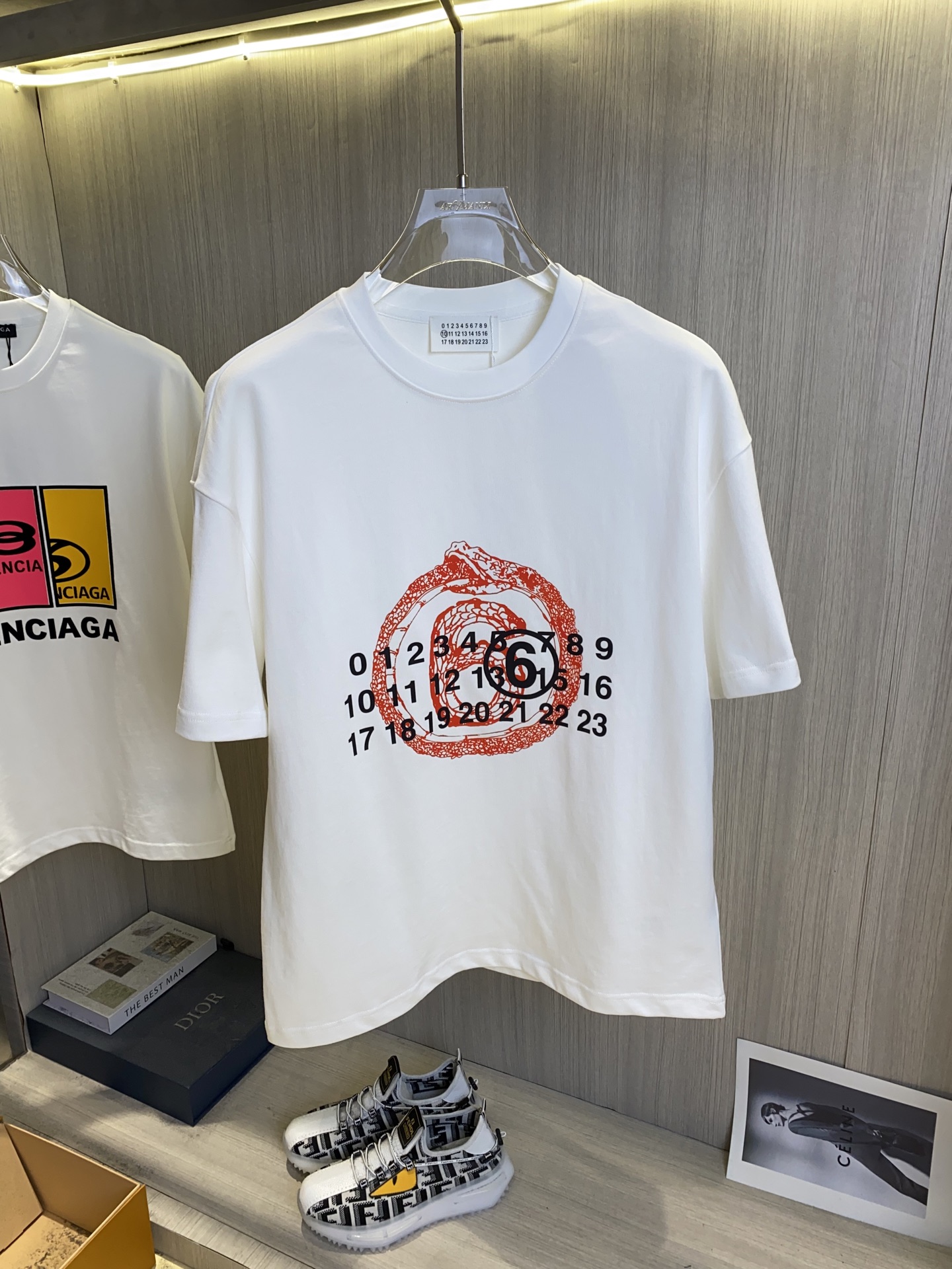 NO:420614,MM6 Majira Spring and summer new Gaoke heavy round neck short sleeves are shipped!  !  Must-have for going out in spring and summer, custom high-weight cotton fabric, matched with the current popular heavy industry technology, fine workmanship, comfortable upper body, complete three standards, super handsome upper body, same style for men and women, size M-2XL (large style) shipped the next day,,masion margiela,masion margiela,T-shirt,alexander wang19860909MM6马吉拉 春夏新款高克重重磅圆领短袖出货啦！！ 春夏出门必备款 定制高克重纯棉面料 搭配当下流行重工工艺 做工走线精细 面料上身舒适 三标齐全 超帅上身 男女同款,尺码M-2XL（版型偏大）隔天出货,,masion margiela,masion margiela,T-shirt,alexander wang,Men's clothing