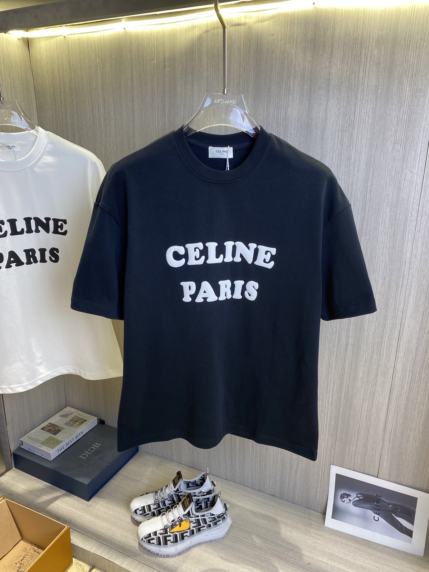 NO:420622,CELINE's new spring and summer style high-pitched round neck short-sleeved shirts are shipped!  !  Must-have for going out in spring and summer, custom high-weight cotton fabric, matched with the current popular heavy industry technology, fine workmanship, comfortable upper body, complete three standards, super handsome upper body, same style for men and women, size M-2XL (large style) shipped the next day, celine, celine, T-shirt, alexander wang19860909CELINE赛琳 春夏新款高克重重磅圆领短袖出货啦！！ 春夏出门必备款 定制高克重纯棉面料 搭配当下流行重工工艺 做工走线精细 面料上身舒适 三标齐全 超帅上身 男女同款,尺码M-2XL（版型偏大）隔天出货,,celine,celine,T-shirt,alexander wang,Men's clothing