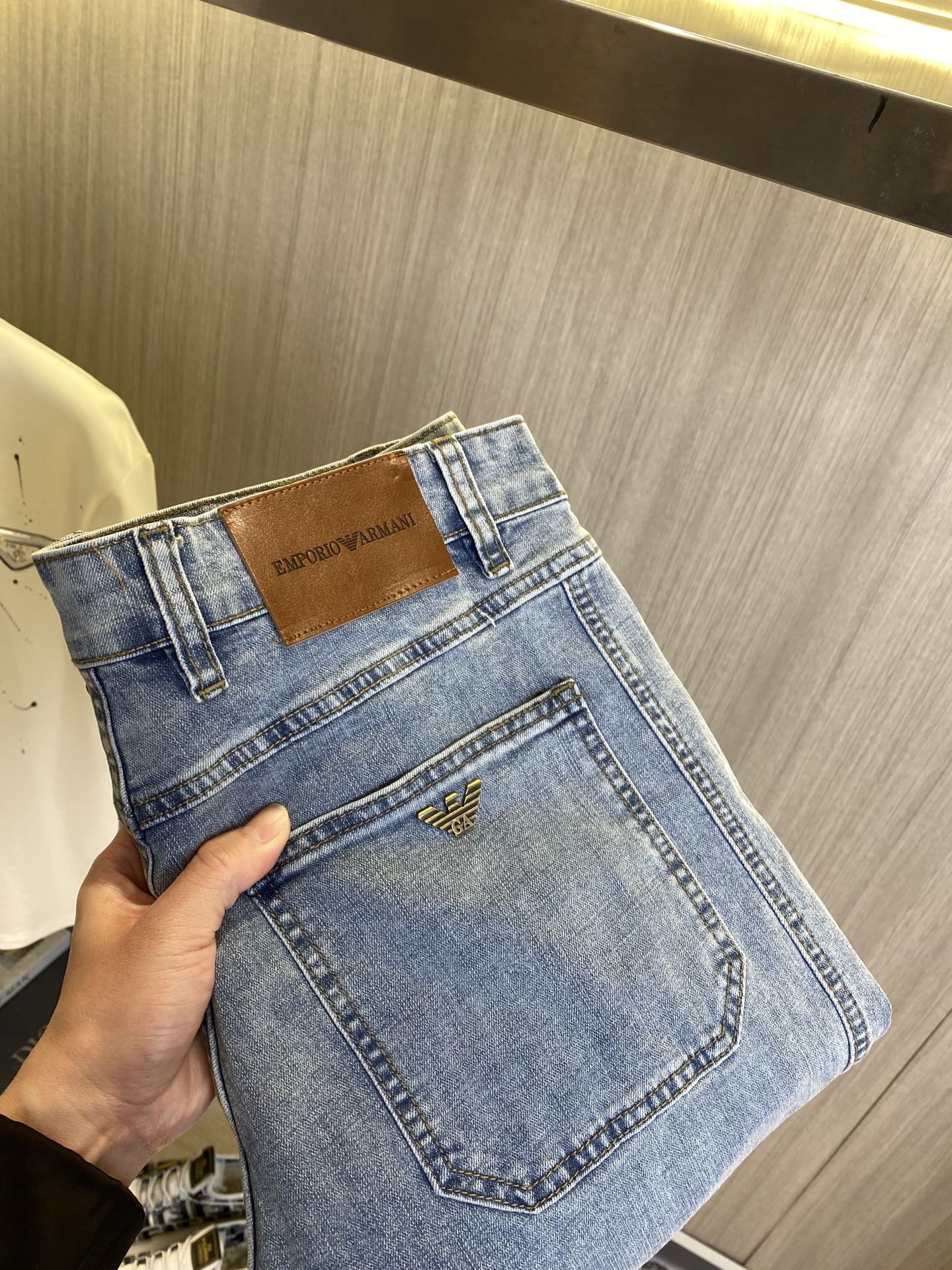 NO:918597,ARMANI Armani's 2026 new men's jeans. The fabric has good elasticity. Exclusively available on the official website. Fashionable and elegant. Heavy craftsmanship design. Using original color yeast washing process. Selected imported heavyweight denim denim fabric. Equipped with counter hardware decoration. Genuine leather label. Exquisite stitching. Big brand style. Worth having. Size 28-38, shipped next day, armani, armani, jeans,19860909ARMANI阿玛尼 2026新品男士牛仔裤 面料弹性好.独家发售 官网同步 时尚优雅 重工艺设计.采用原色酵母水洗工艺 精选进口重磅丹宁牛仔面料 配专柜五金装饰 真皮皮牌 精致车线 大牌风范 值得拥有.码数28-38,隔天出货,,armani,armani,jeans,,Men's clothing