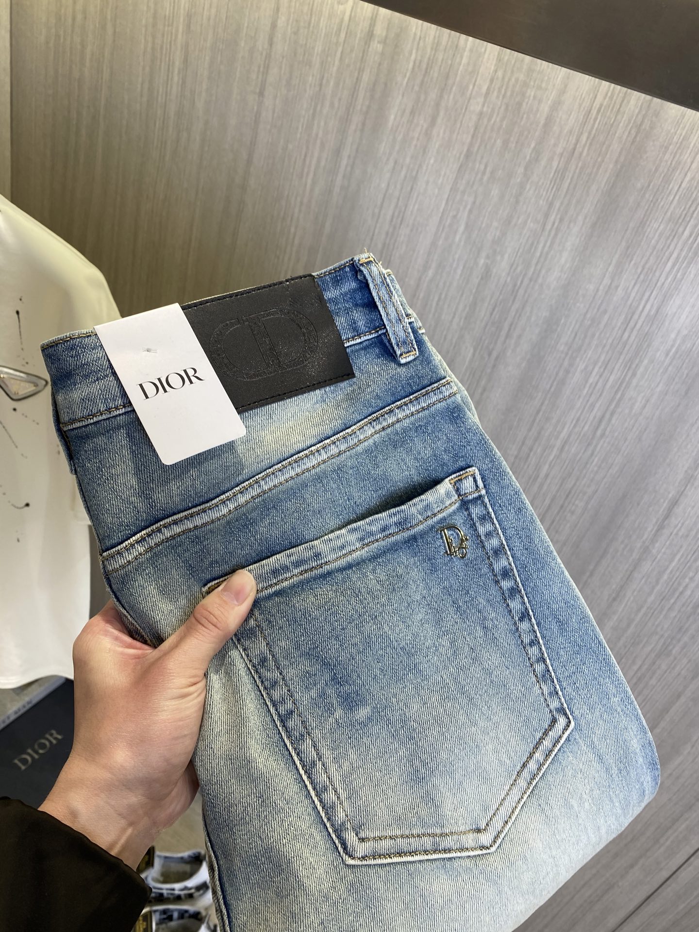 NO:918595,DIOR Dior's 2026 new men's jeans. The fabric is very elastic. Exclusively available on the official website. Fashionable and elegant. Heavy craftsmanship design. Using original color yeast washing process. Selected imported heavy denim denim fabric. Equipped with counter hardware decoration. Genuine leather label. Exquisite stitching. Big brand style. Worth having. Size 28-38, shipped next day, dior, dior, jeans,19860909DIOR迪奥 2026新品男士牛仔裤 面料弹性好.独家发售 官网同步 时尚优雅 重工艺设计.采用原色酵母水洗工艺 精选进口重磅丹宁牛仔面料 配专柜五金装饰 真皮皮牌 精致车线 大牌风范 值得拥有.码数28-38,隔天出货,,dior,dior,jeans,,Men's clothing