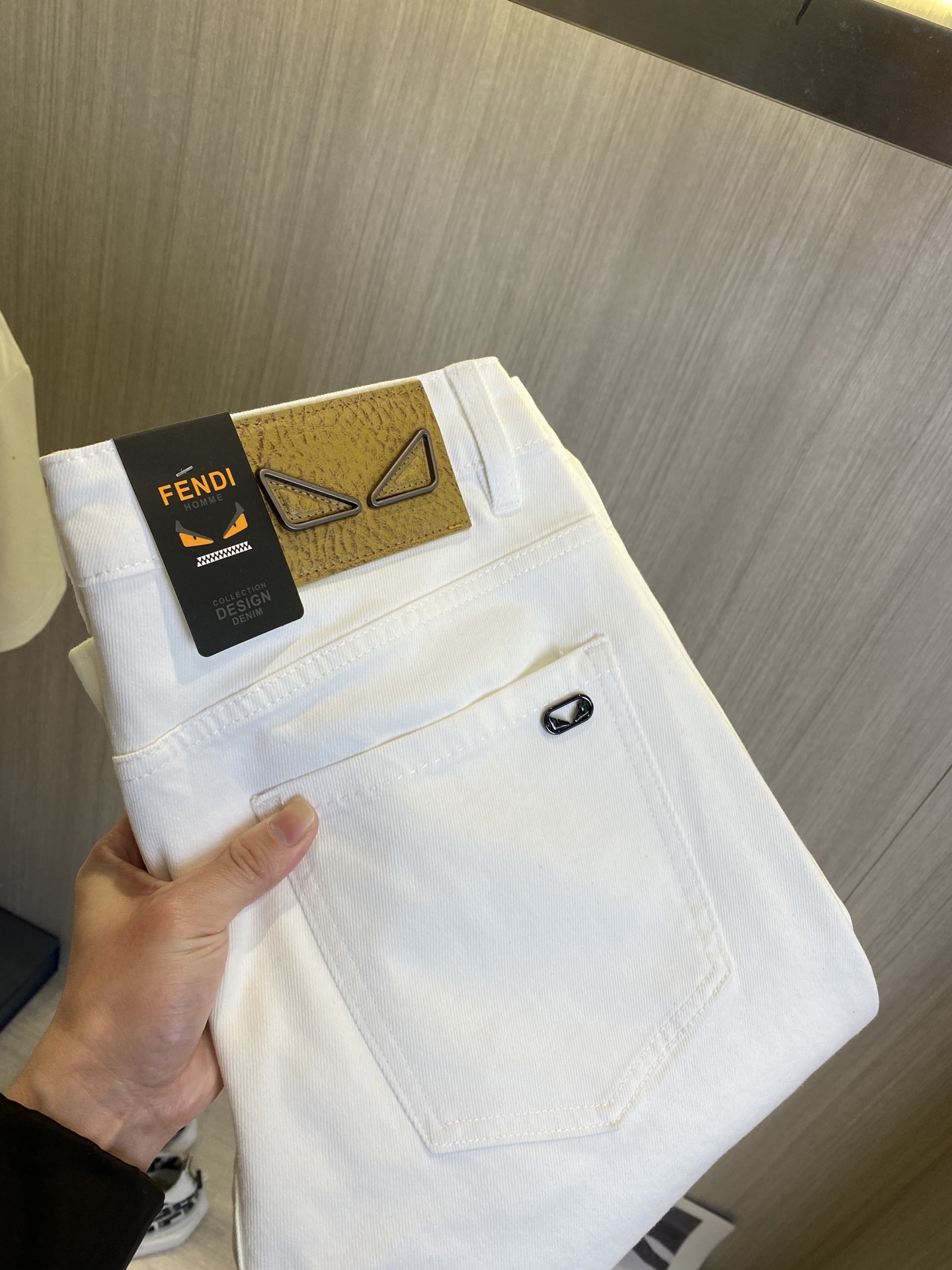 NO:918593,FENDI Fendi 2026 new men's jeans. The fabric has good elasticity. Exclusively sold on the official website. Fashionable and elegant. Heavy craftsmanship design. Using original color yeast washing process. Selected imported heavy denim denim fabric. Equipped with counter hardware decoration. Genuine leather label. Exquisite stitching. Big brand style. Worth owning. Size 28-38, shipped next day,,fendi,fendi,jeans,19860909FENDI芬迪 2026新品男士牛仔裤 面料弹性好.独家发售 官网同步 时尚优雅 重工艺设计.采用原色酵母水洗工艺 精选进口重磅丹宁牛仔面料 配专柜五金装饰 真皮皮牌 精致车线 大牌风范 值得拥有.码数28-38,隔天出货,,fendi,fendi,jeans,,Men's clothing