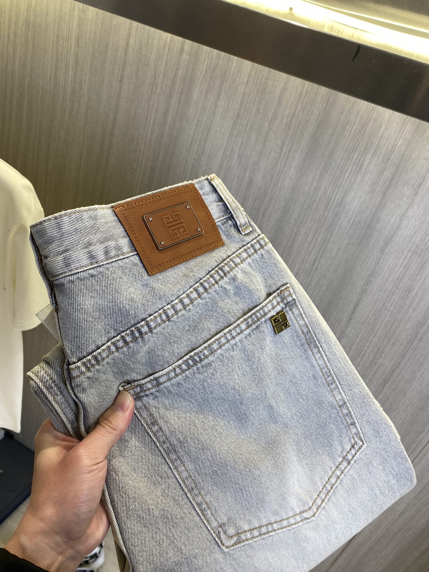 NO:918592,GIVENCHY Givenchy 2026 new men's jeans. The fabric has good elasticity. Exclusively available on the official website. Fashionable and elegant. Heavy craftsmanship design. Using original color yeast washing process. Selected imported heavyweight denim denim fabric. Equipped with counter hardware decoration. Genuine leather label. Exquisite stitching. Big brand style. Worth owning. Size 28-38, shipped next day,,givenchy,givenchy,jeans,19860909GIVENCHY纪梵希 2026新品男士牛仔裤 面料弹性好.独家发售 官网同步 时尚优雅 重工艺设计.采用原色酵母水洗工艺 精选进口重磅丹宁牛仔面料 配专柜五金装饰 真皮皮牌 精致车线 大牌风范 值得拥有.码数28-38,隔天出货,,givenchy,givenchy,jeans,,Men's clothing